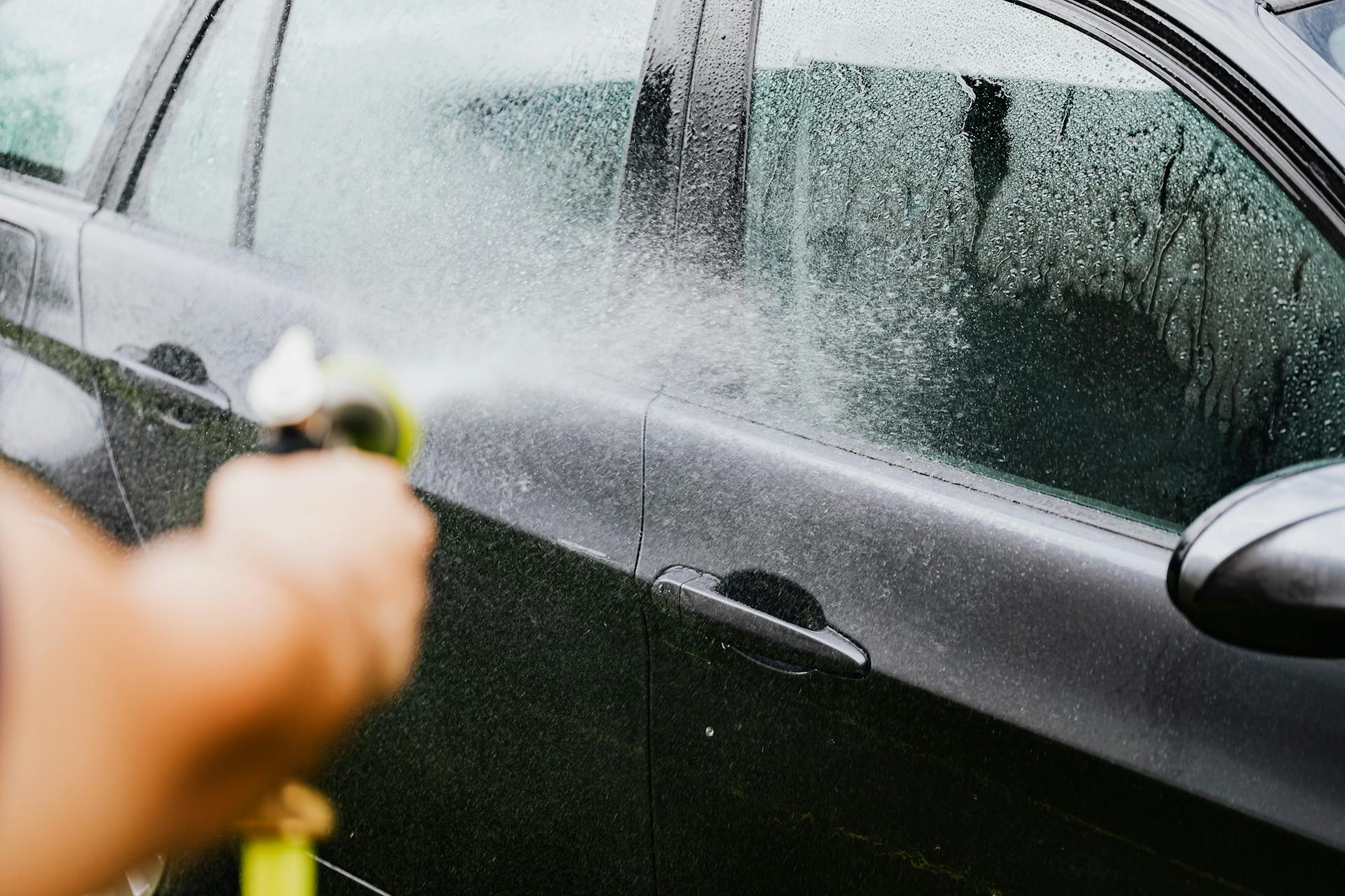 Une personne qui lave une voiture | Source : Pexels