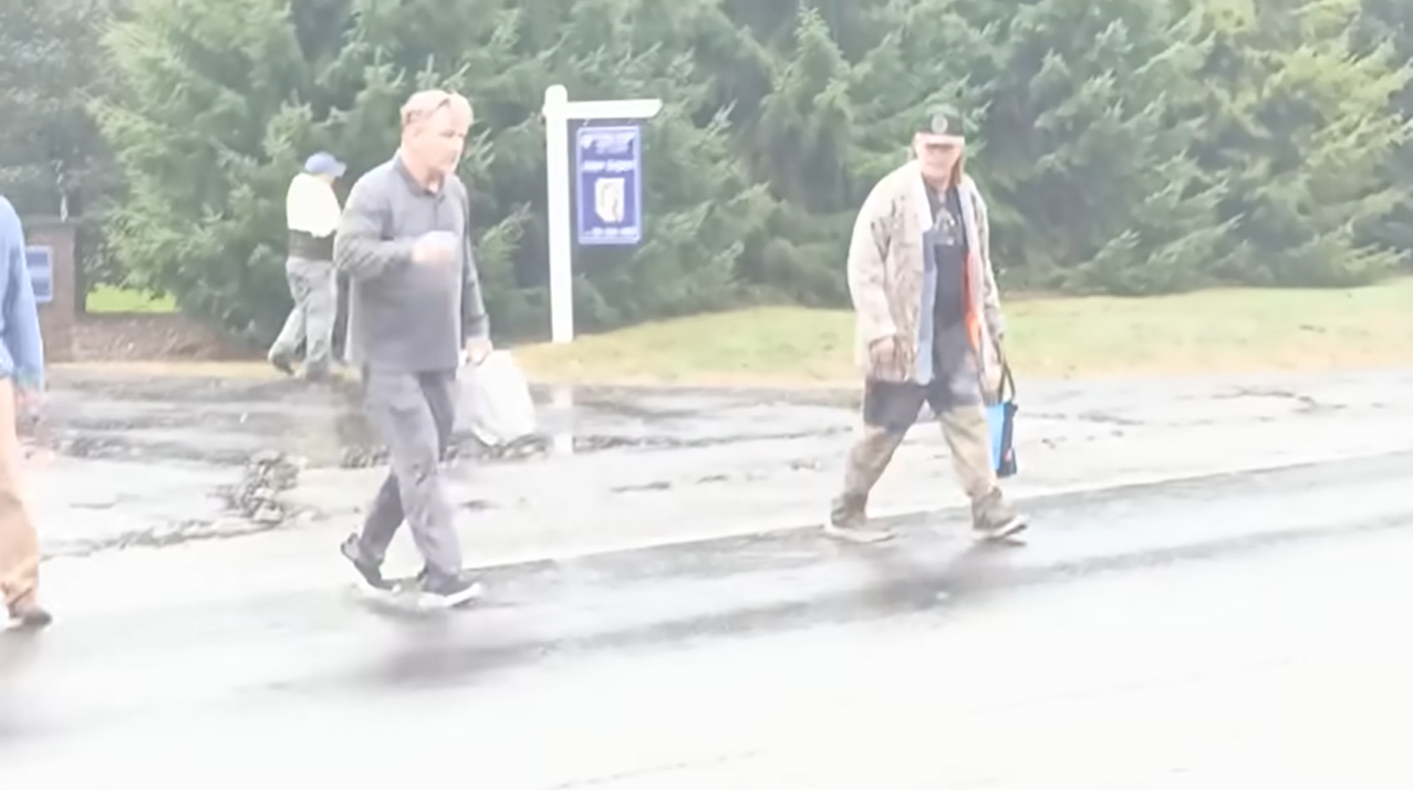 Stephen et Alec Baldwin quittent le lieu de l'accident, d'après une vidéo datée du 14 octobre 2025 | Source : YouTube/@nypost