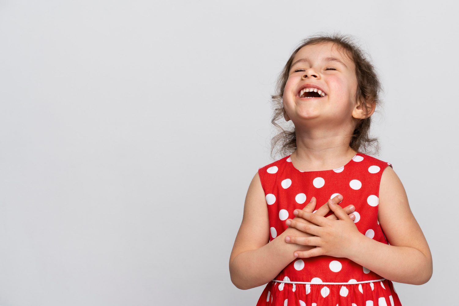 Une petite fille qui rit | Source : Freepik
