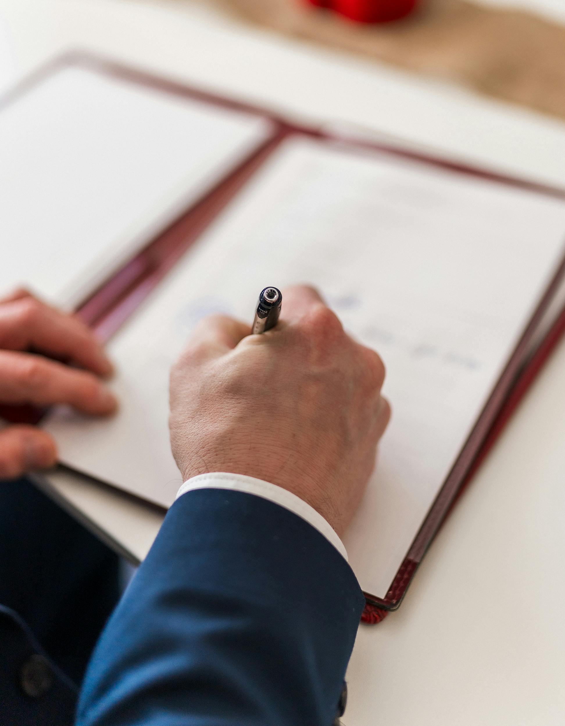 Un homme signant un document | Source : Pexels