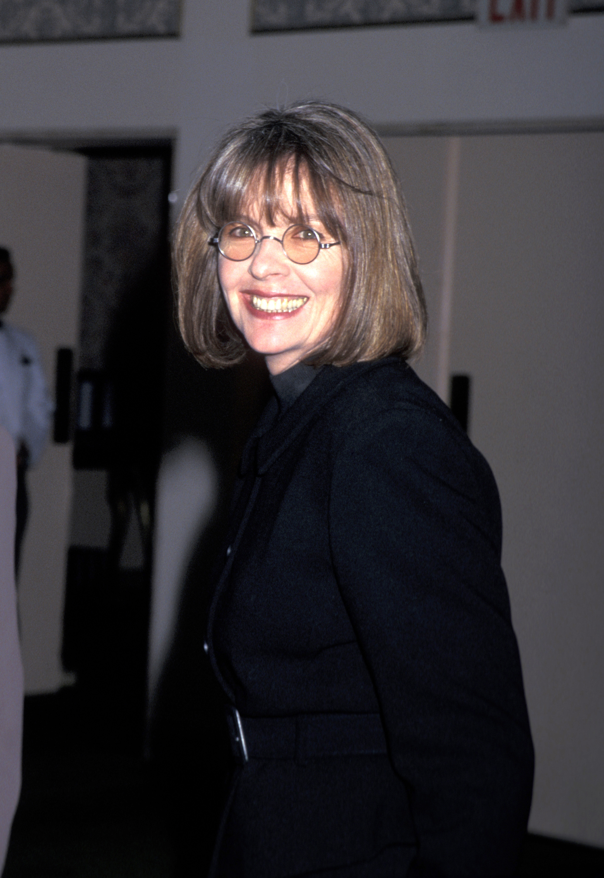 Diane Keaton assiste à la cérémonie des Muse Awards à l'hôtel Hilton de New York, se tournant vers l'objectif alors qu'elle traverse la salle | Source : Getty Images
