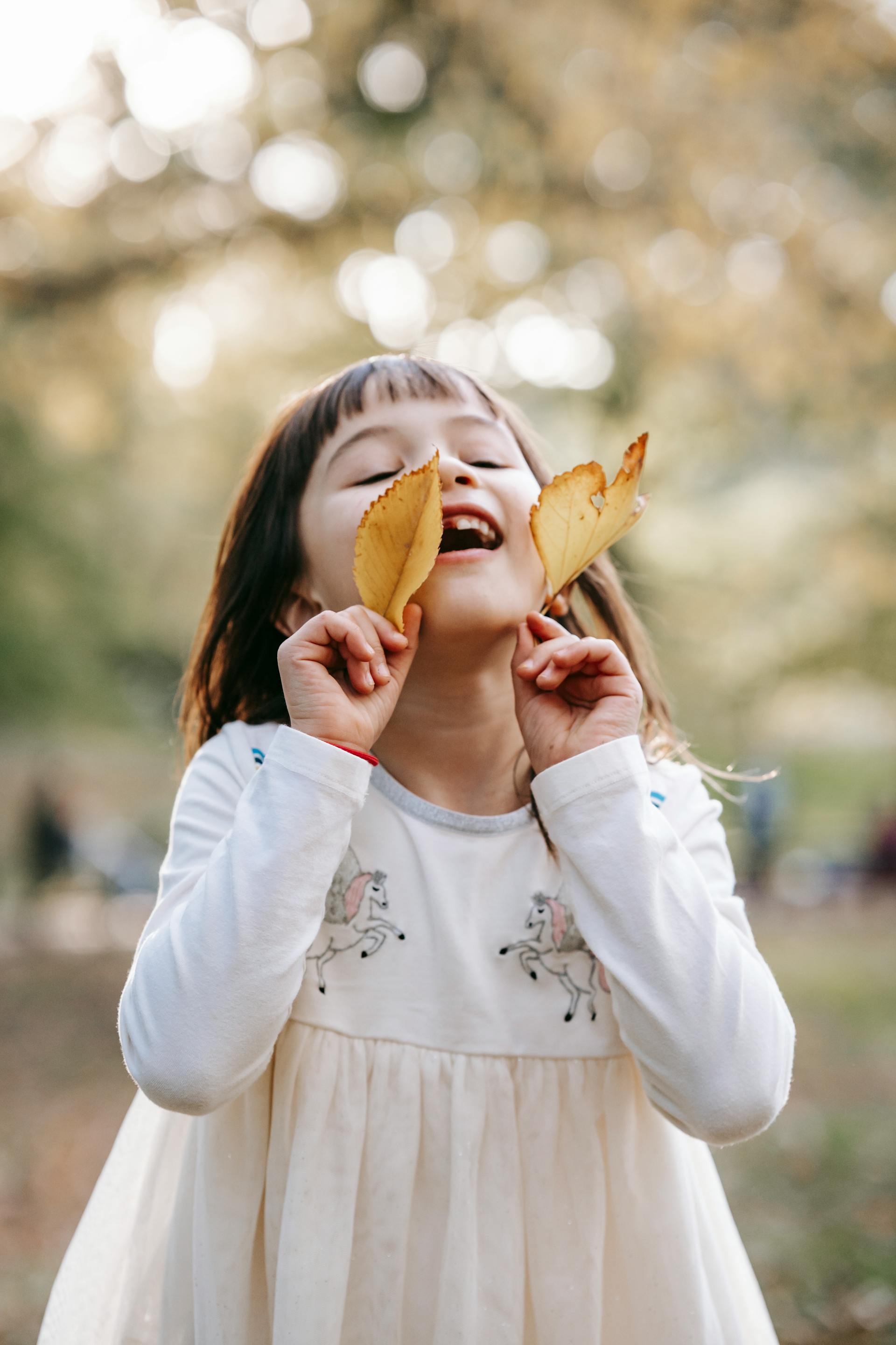 Une petite fille heureuse dans un parc | Source : Pexels