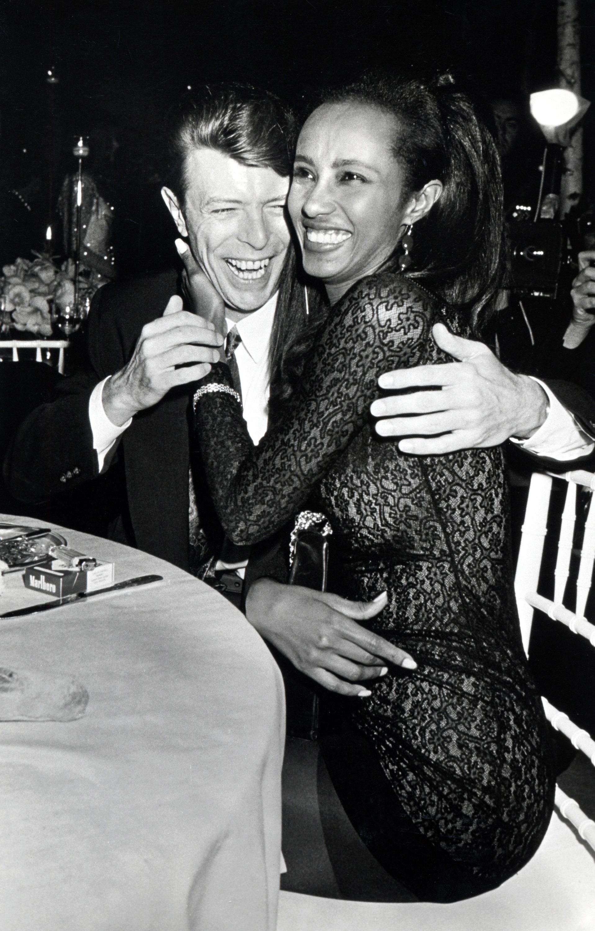 David Bowie et Iman lors de la 7e édition de l'événement « Sale to Benefit AIDS Research » (Vente au profit de la recherche contre le sida), le 29 novembre 1990. | Source : Getty Images