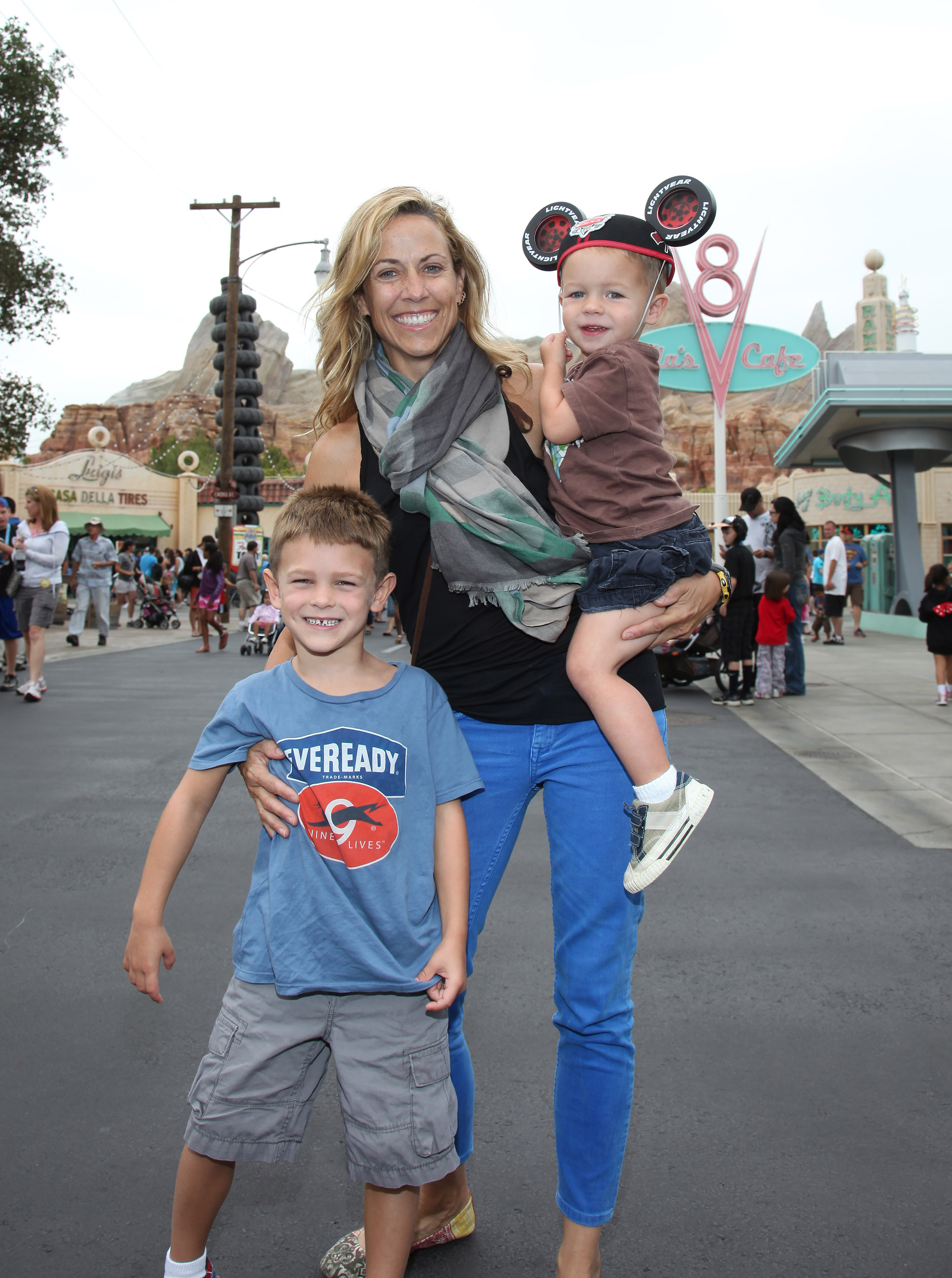 Sheryl Crow avec ses fils, Wyatt et Levi, au Disney California Adventure Park, le 25 juillet 2012, à Anaheim. | Source : Getty Images