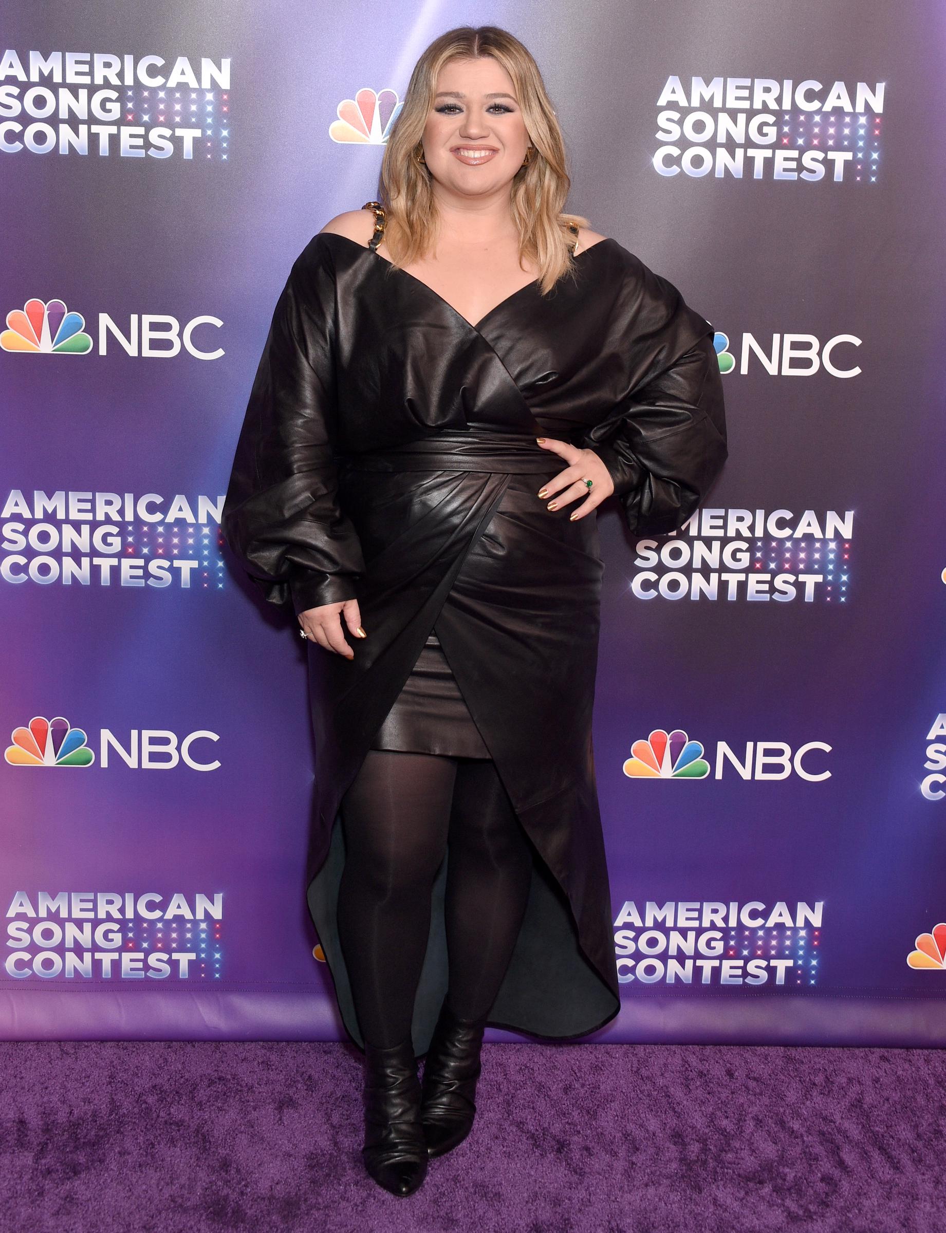 Kelly Clarkson à l'émission de NBC « American Song Contest » semaine 2 Tapis rouge le 28 mars 2022, à Universal City, Californie. | Source : Getty Images