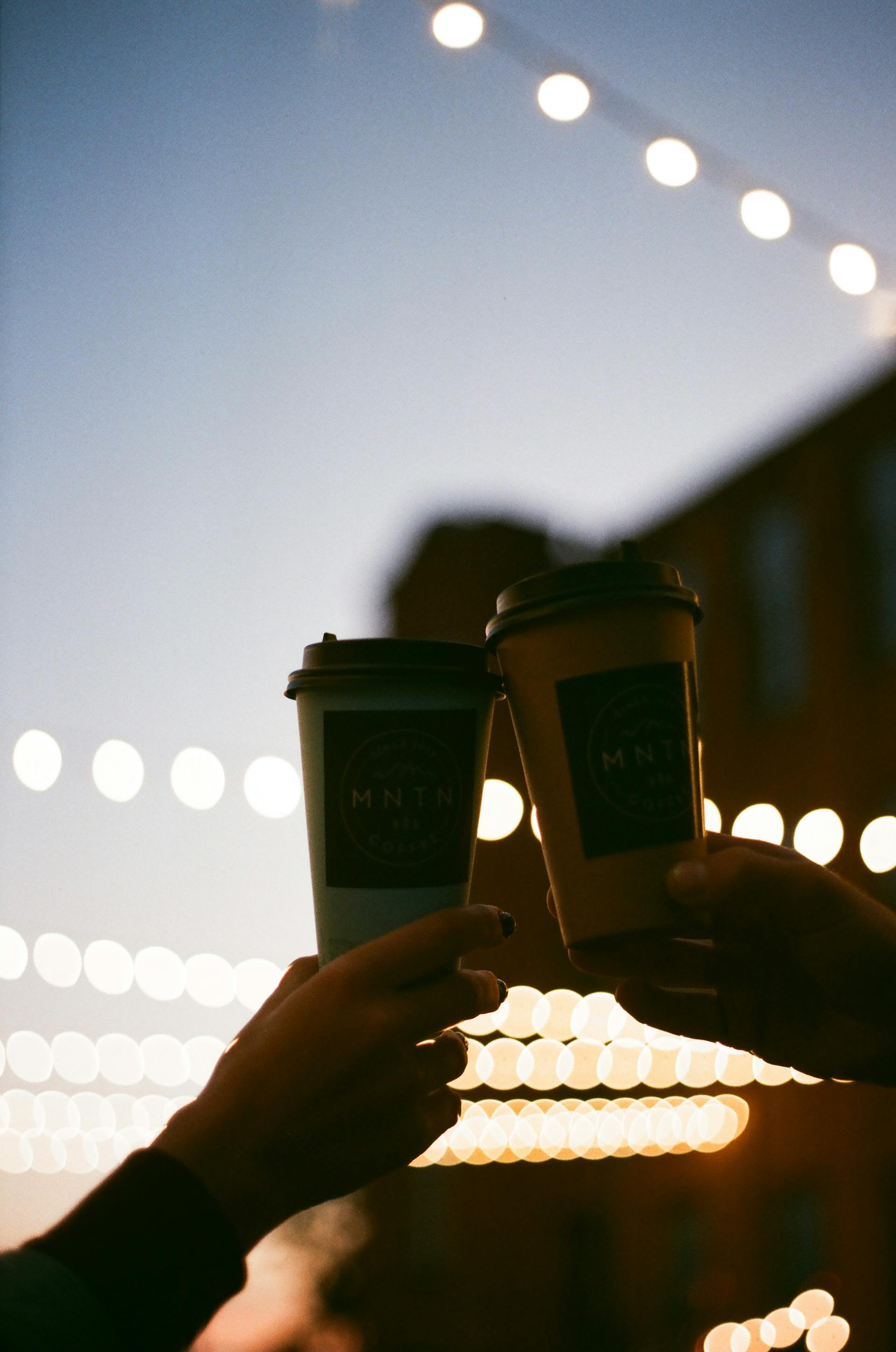 Deux mains tenant des tasses de café | Source : Pexels
