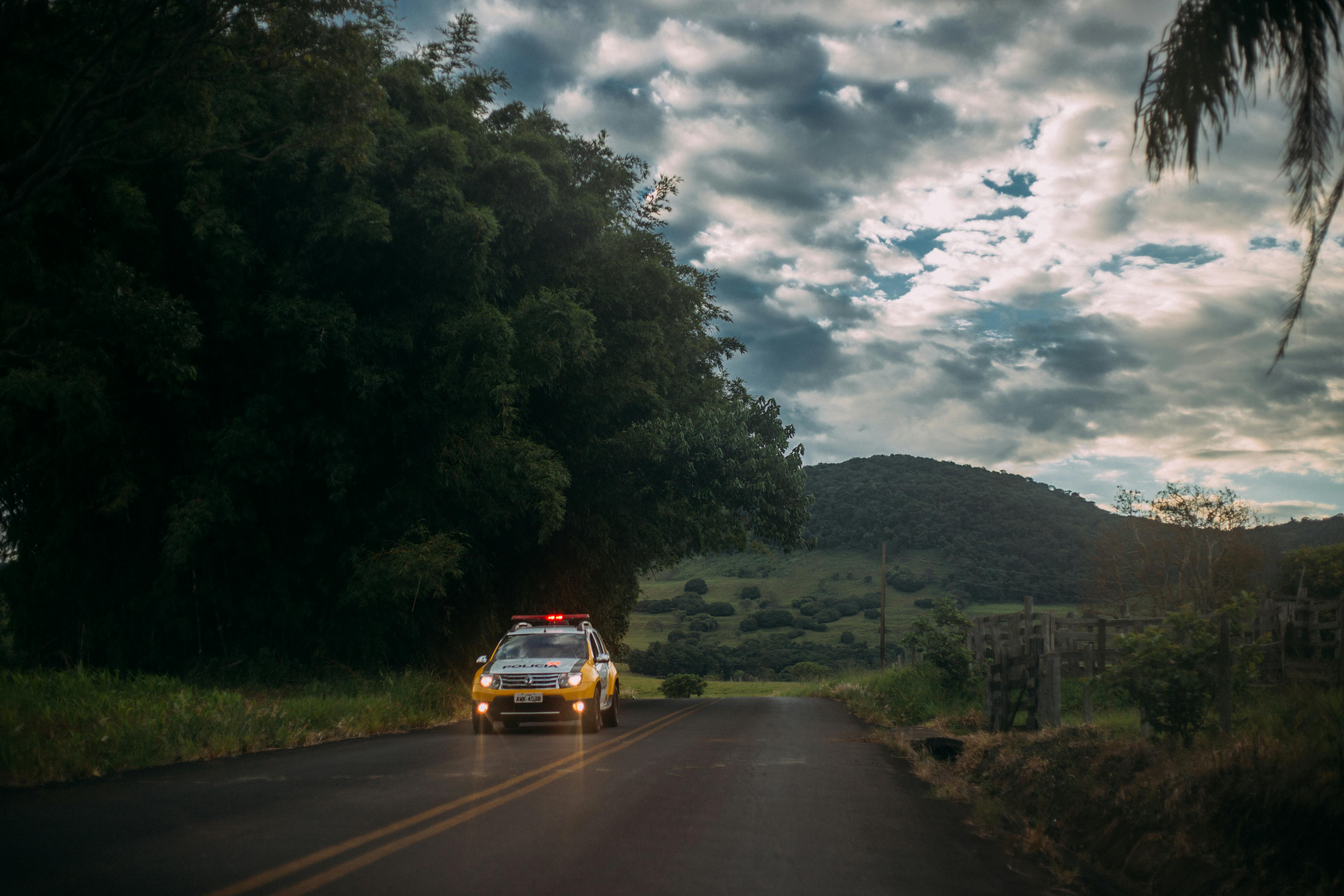 Voiture de police sur la route | Source : Pexels