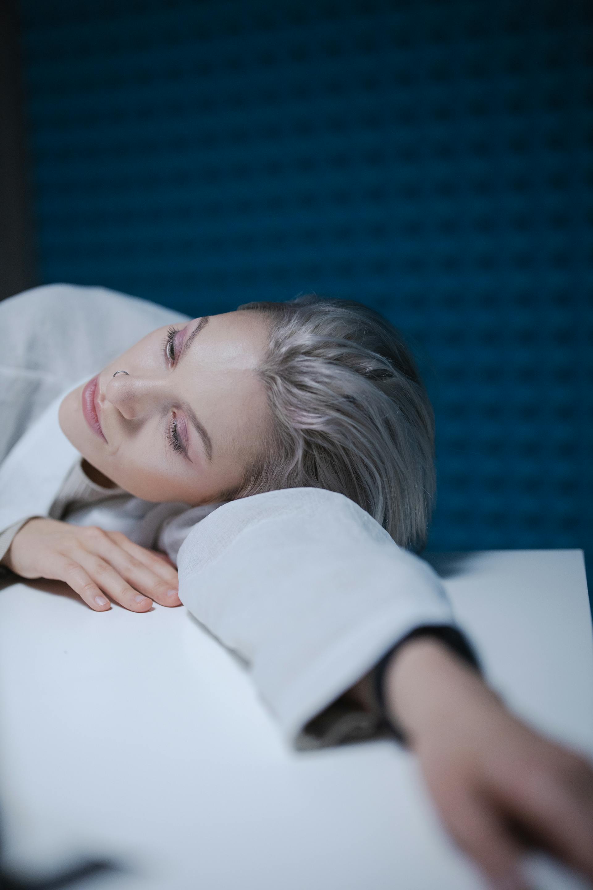 Une femme triste appuyée sur une table | Source : Pexels
