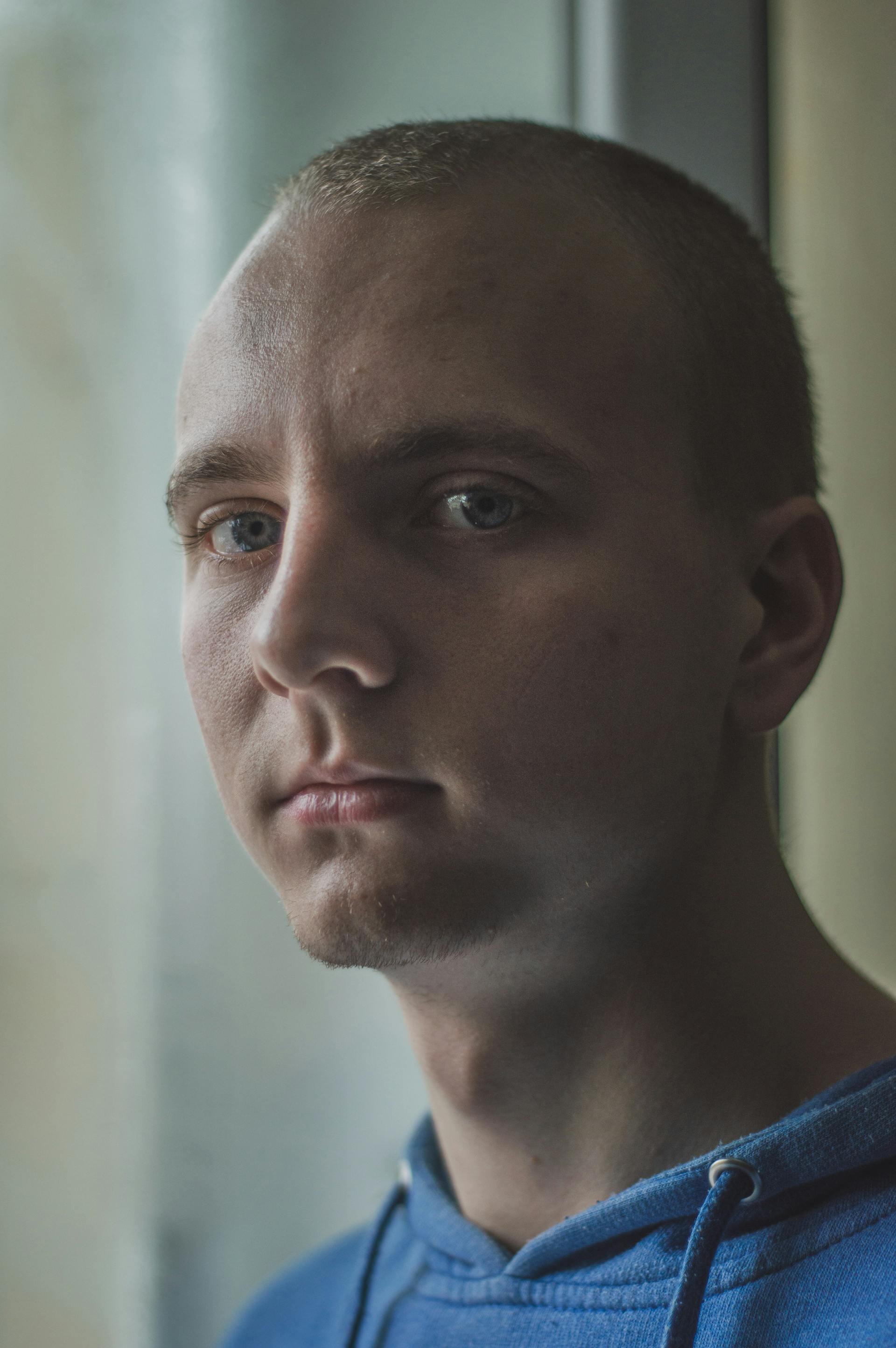 Un homme aux cheveux courts | Source : Pexels