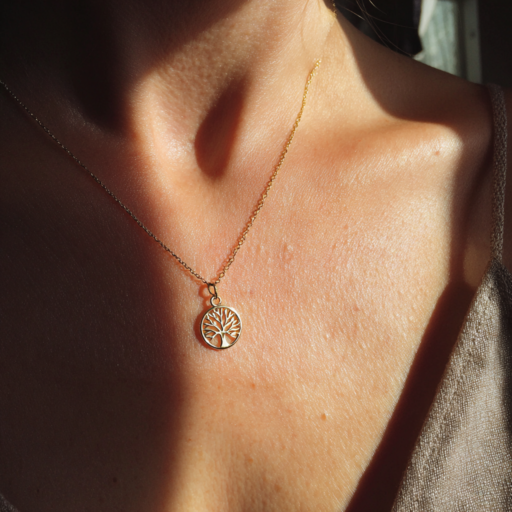 Une femme portant un collier en or | Source : Midjourney