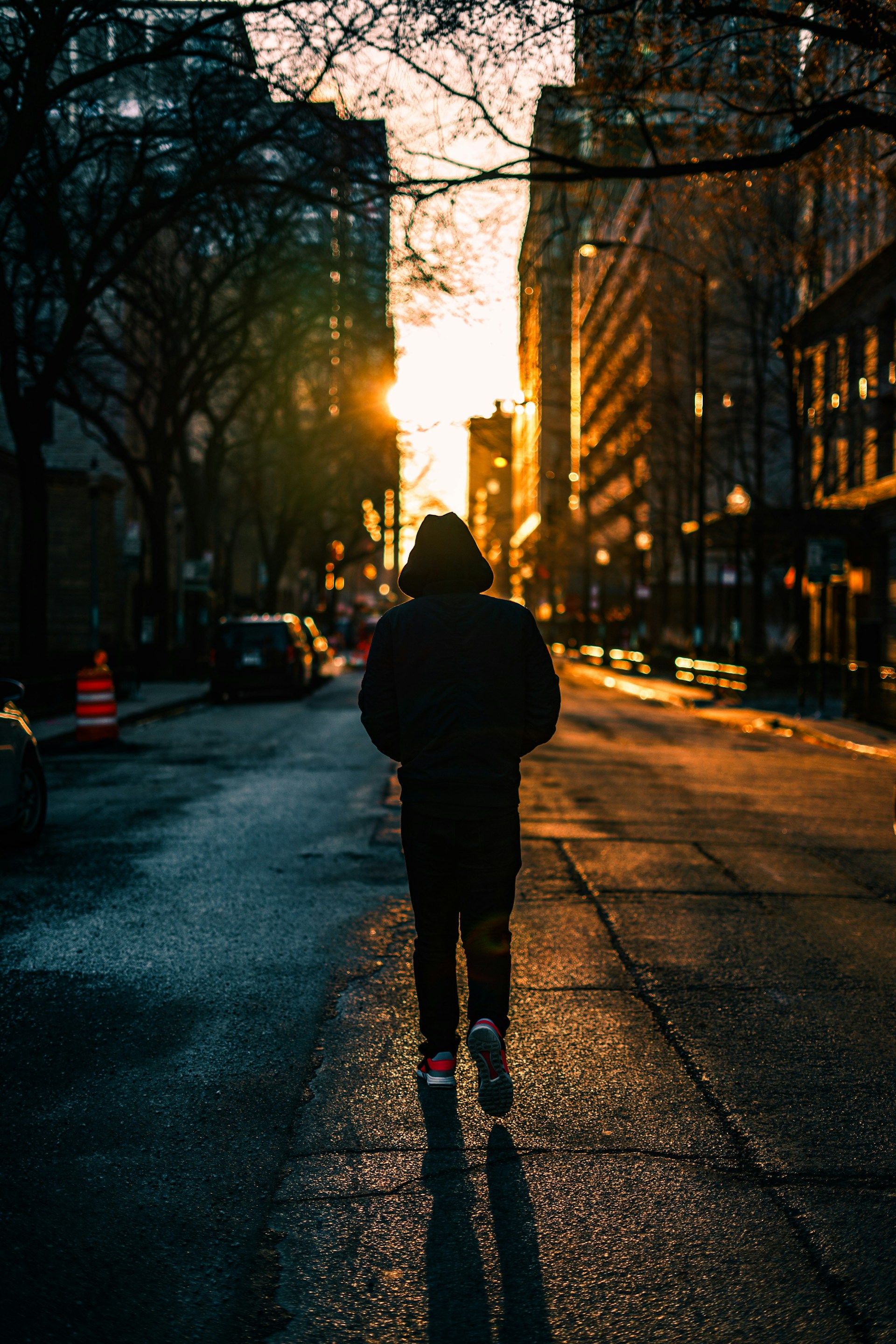 Un homme marchant sur la route | Source : Unsplash