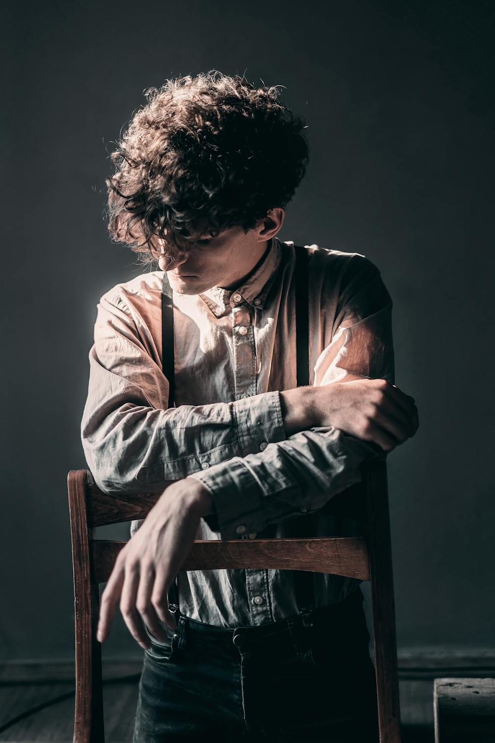 Homme en pleine réflexion | Source : Pexels