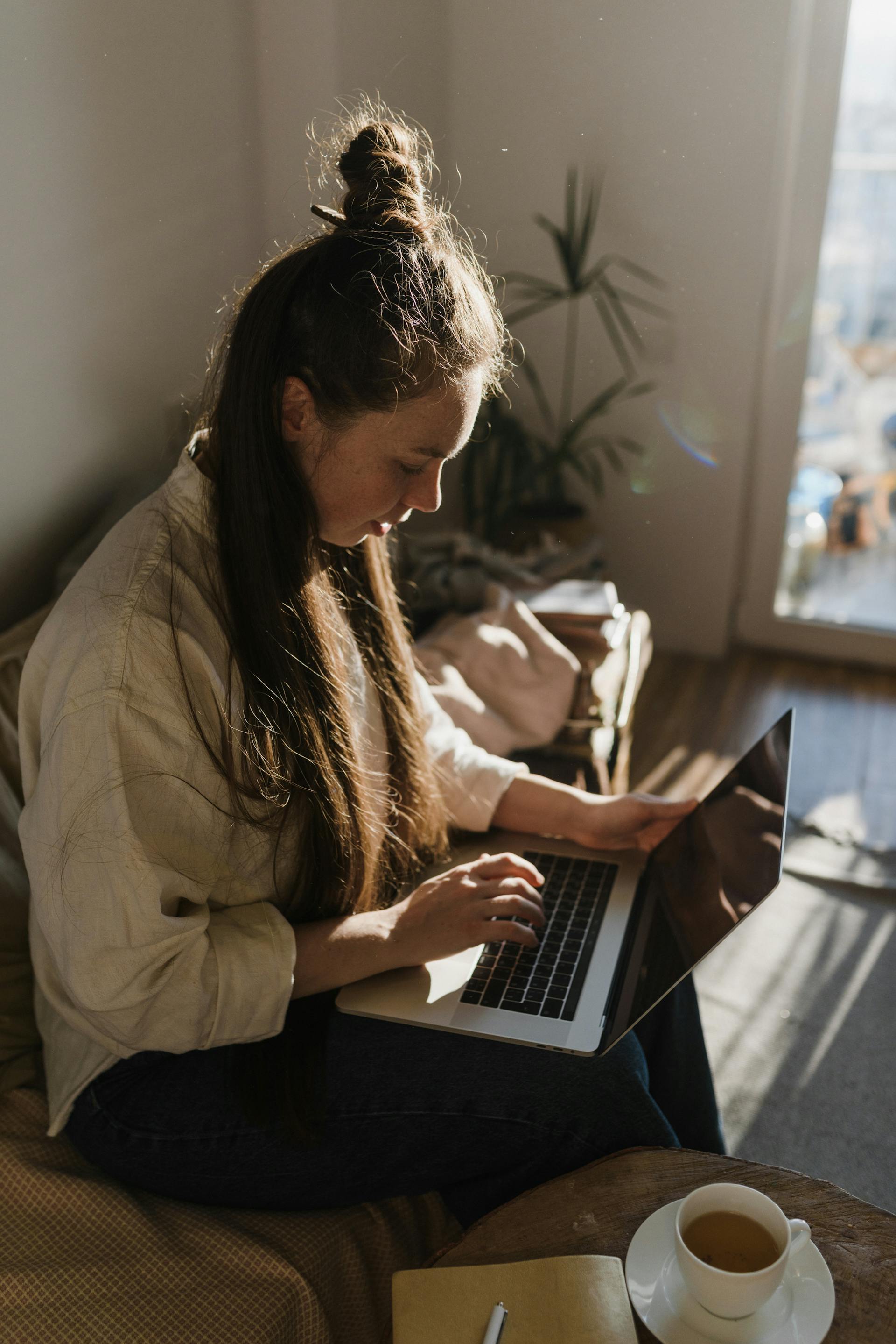 Une jeune femme travaillant sur son ordinateur portable | Source : Pexels