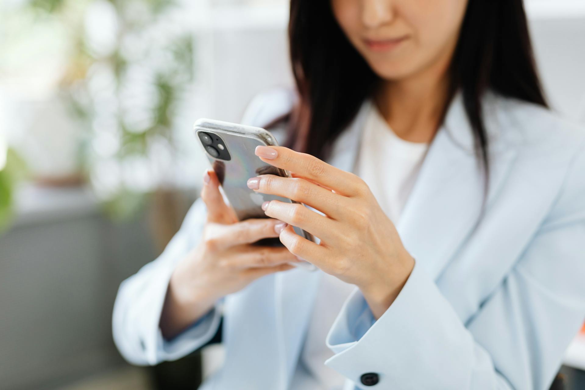 Une femme tenant un téléphone | Source : Pexels