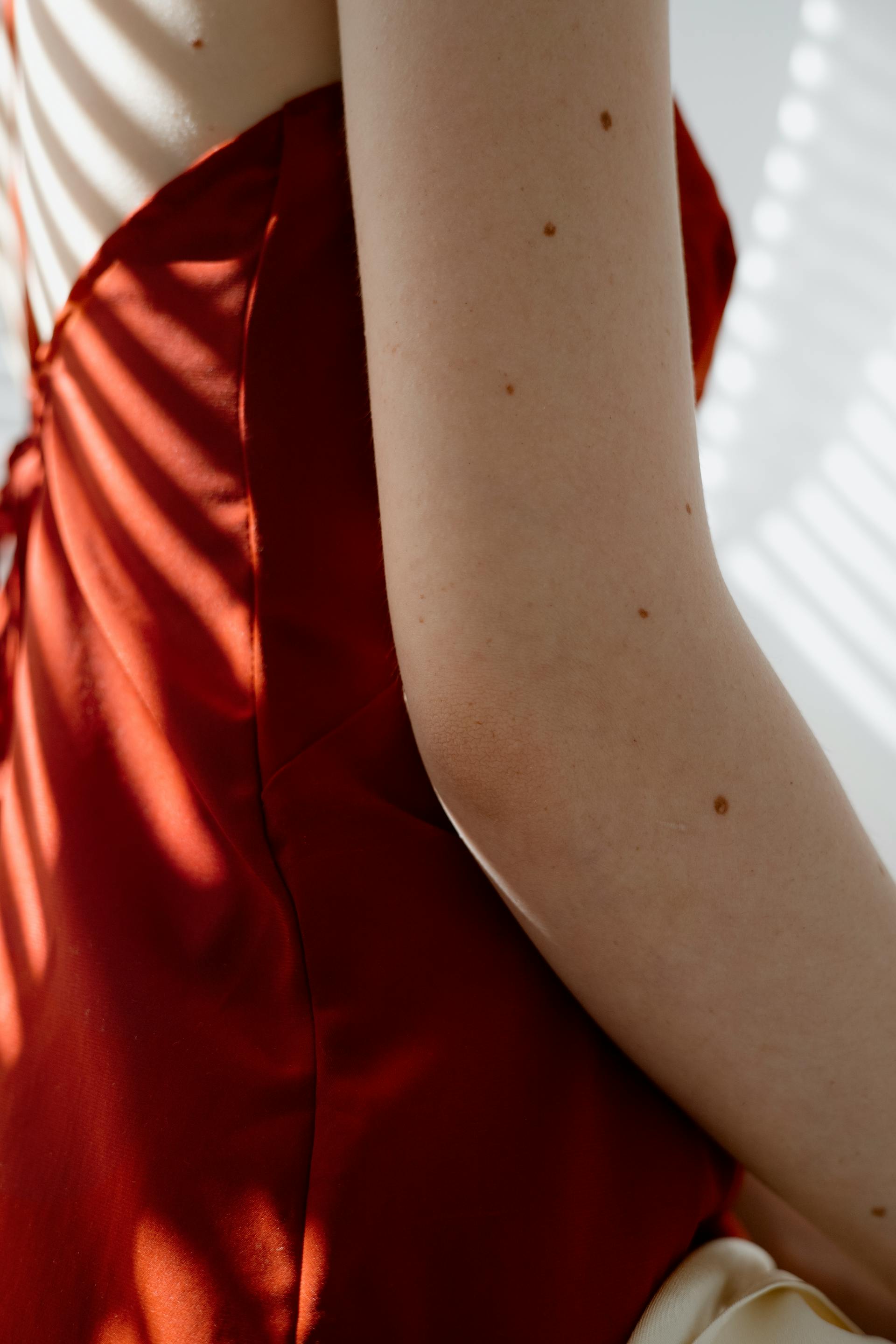 Une femme en robe rouge | Source : Pexels
