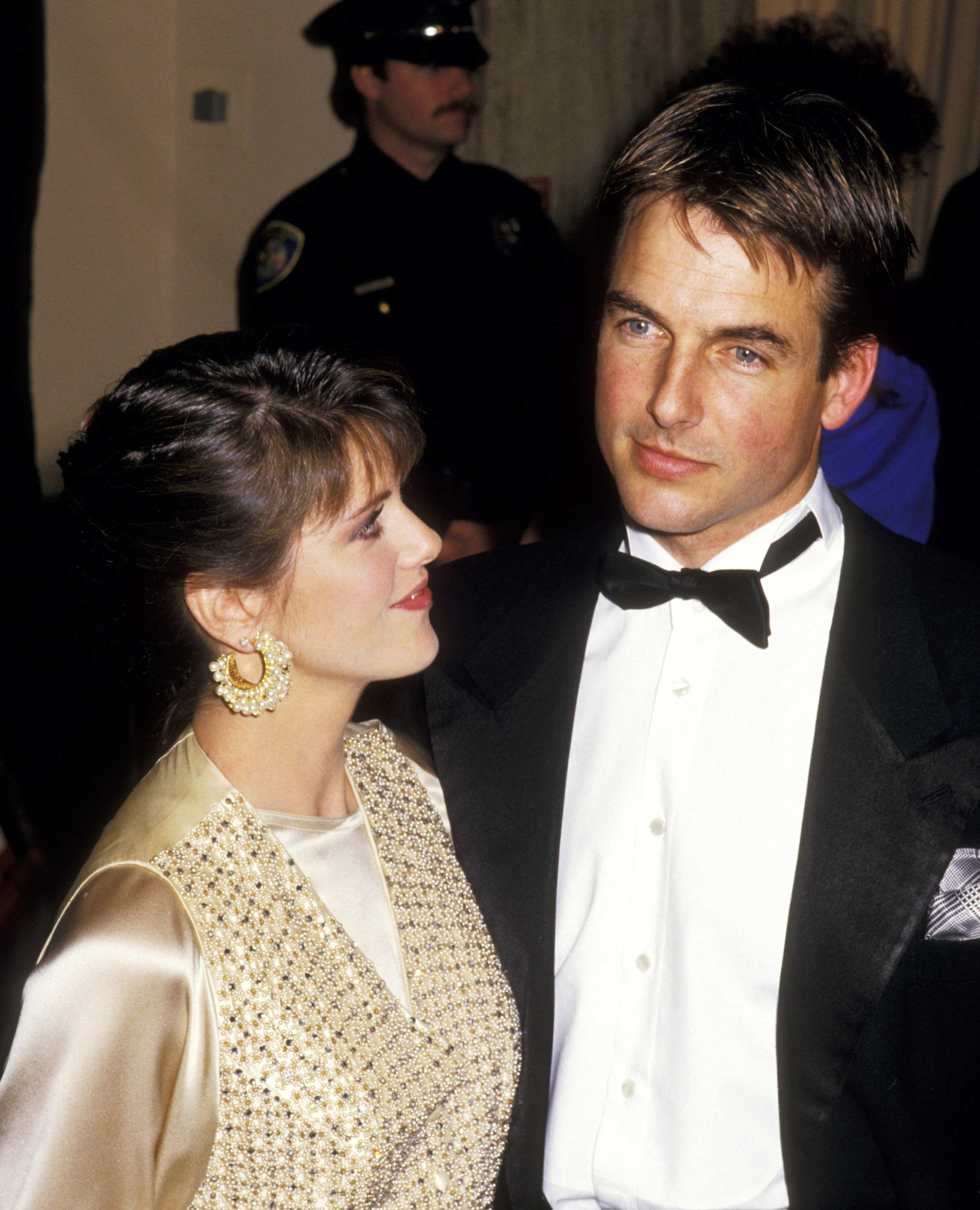 Pam Dawber et Mark Harmon lors de la 44e cérémonie annuelle des Golden Globe Awards en 1987. | Source : Getty Images