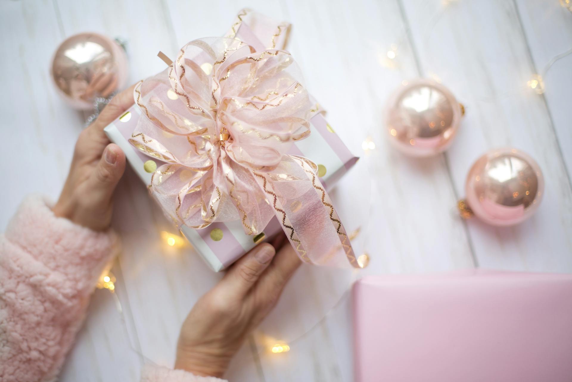 Une personne tenant un cadeau | Source : Pexels