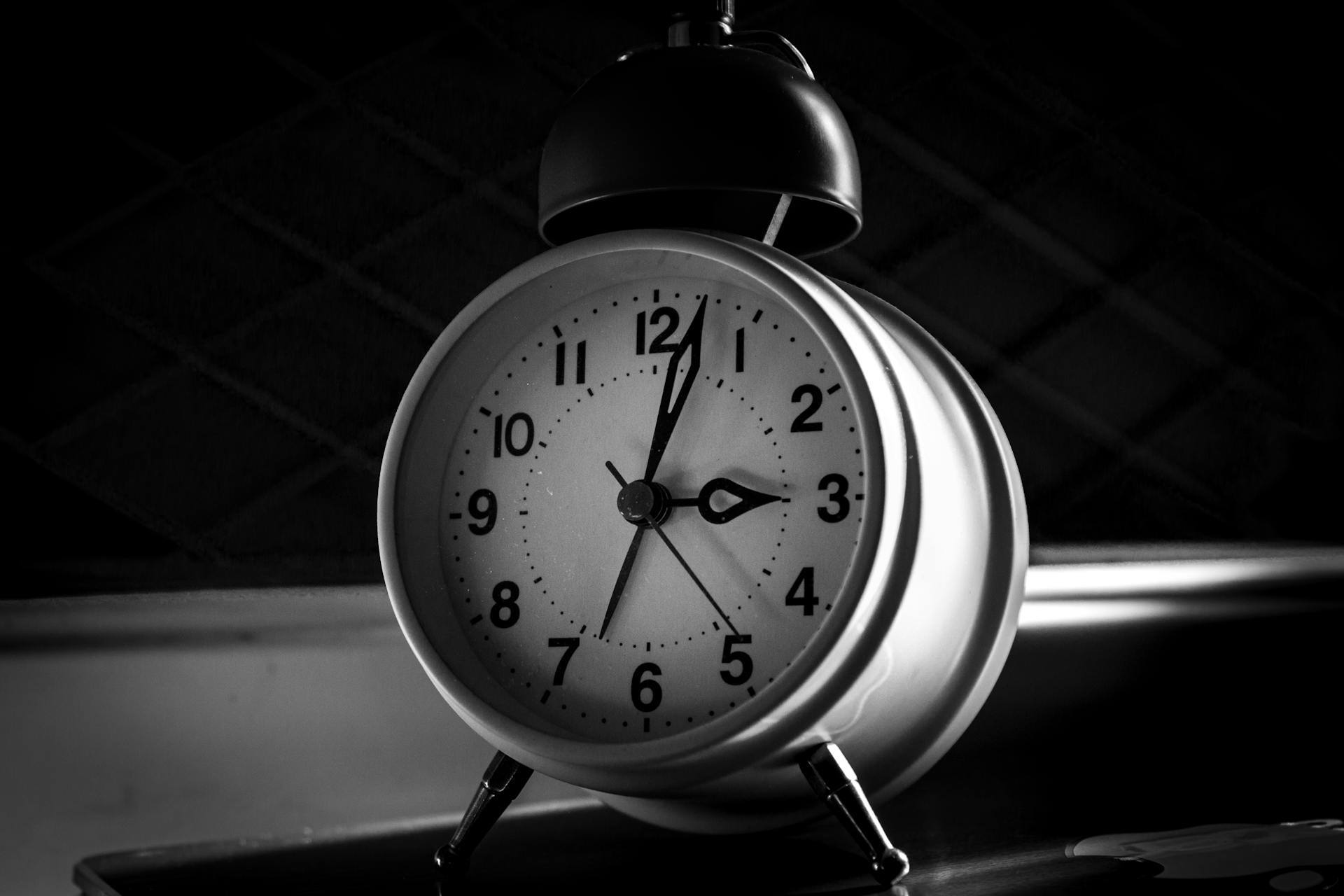 Photo en niveaux de gris d'un réveil | Source : Pexels