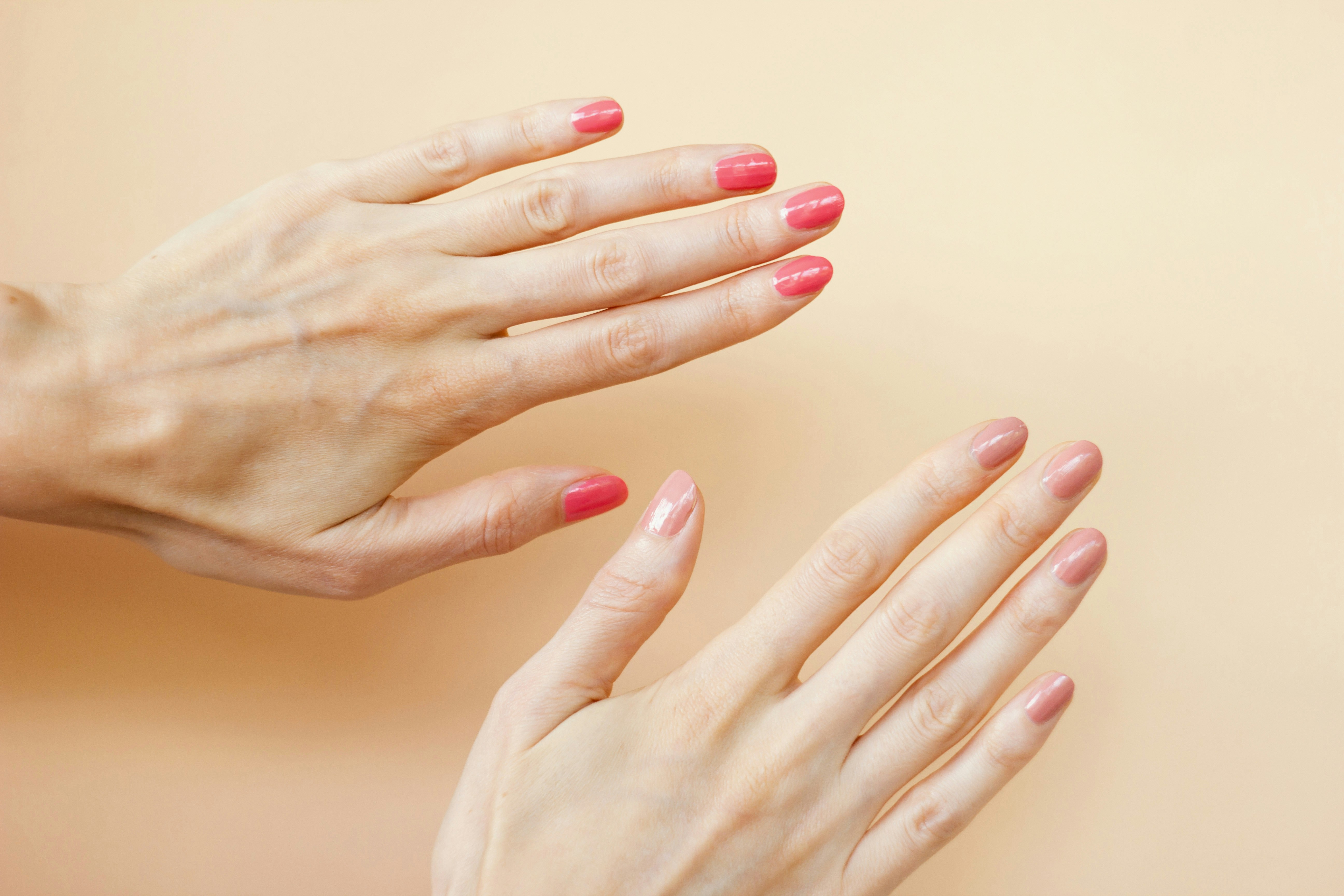 Les mains d'une femme avec une manucure fraîche | Source : Unsplash