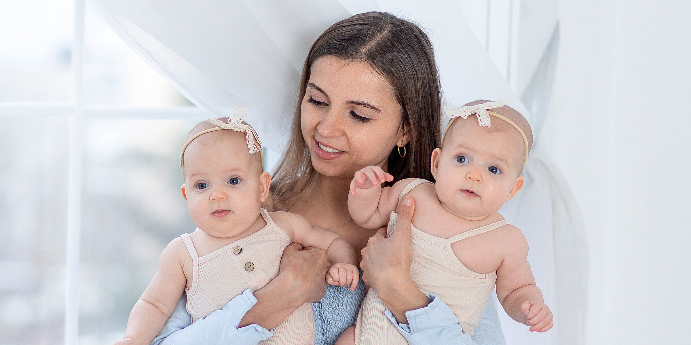 Une mère avec ses bébés | Source : Shutterstock