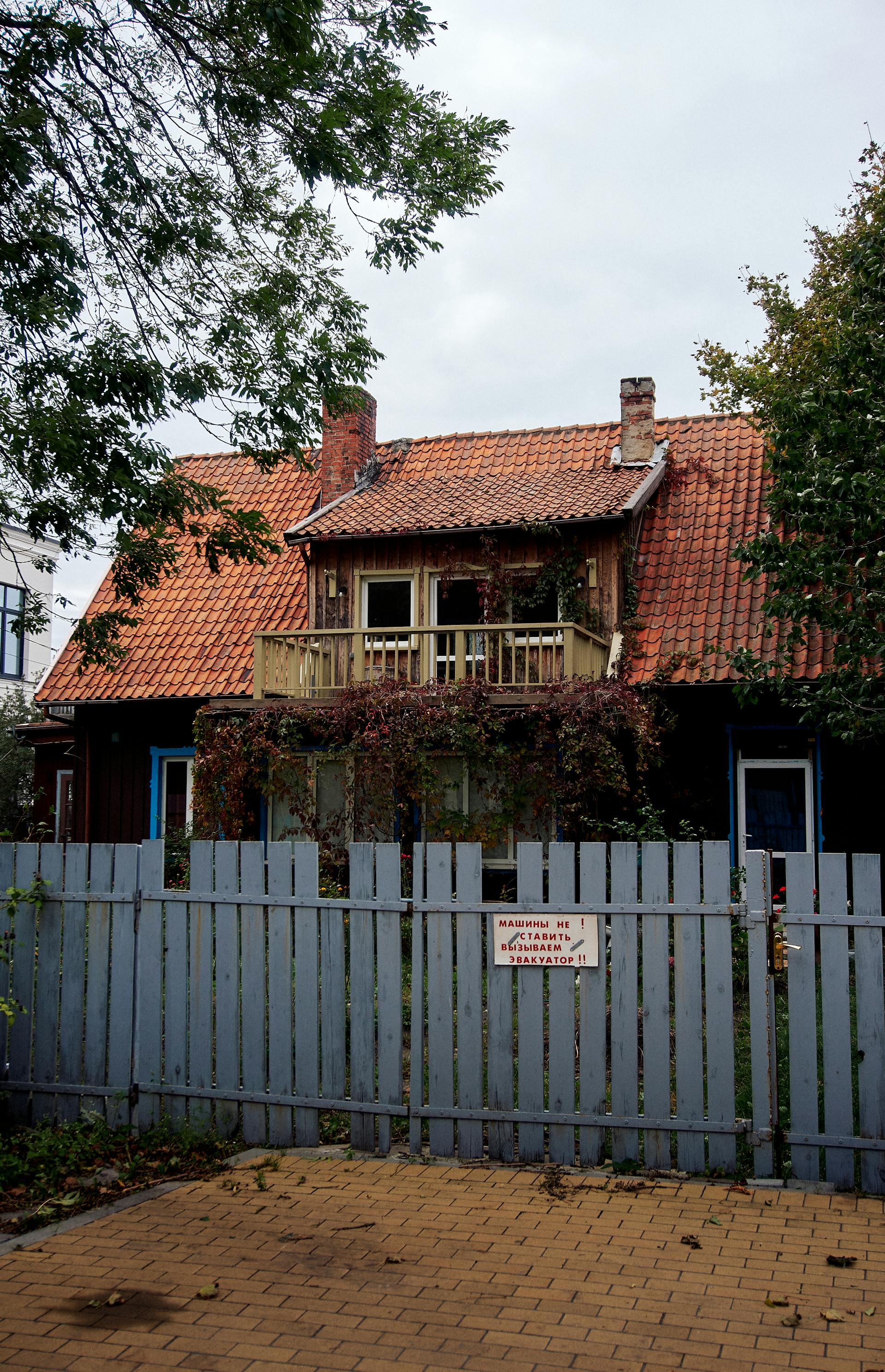 Une maison avec une clôture bleue | Source : Pexels