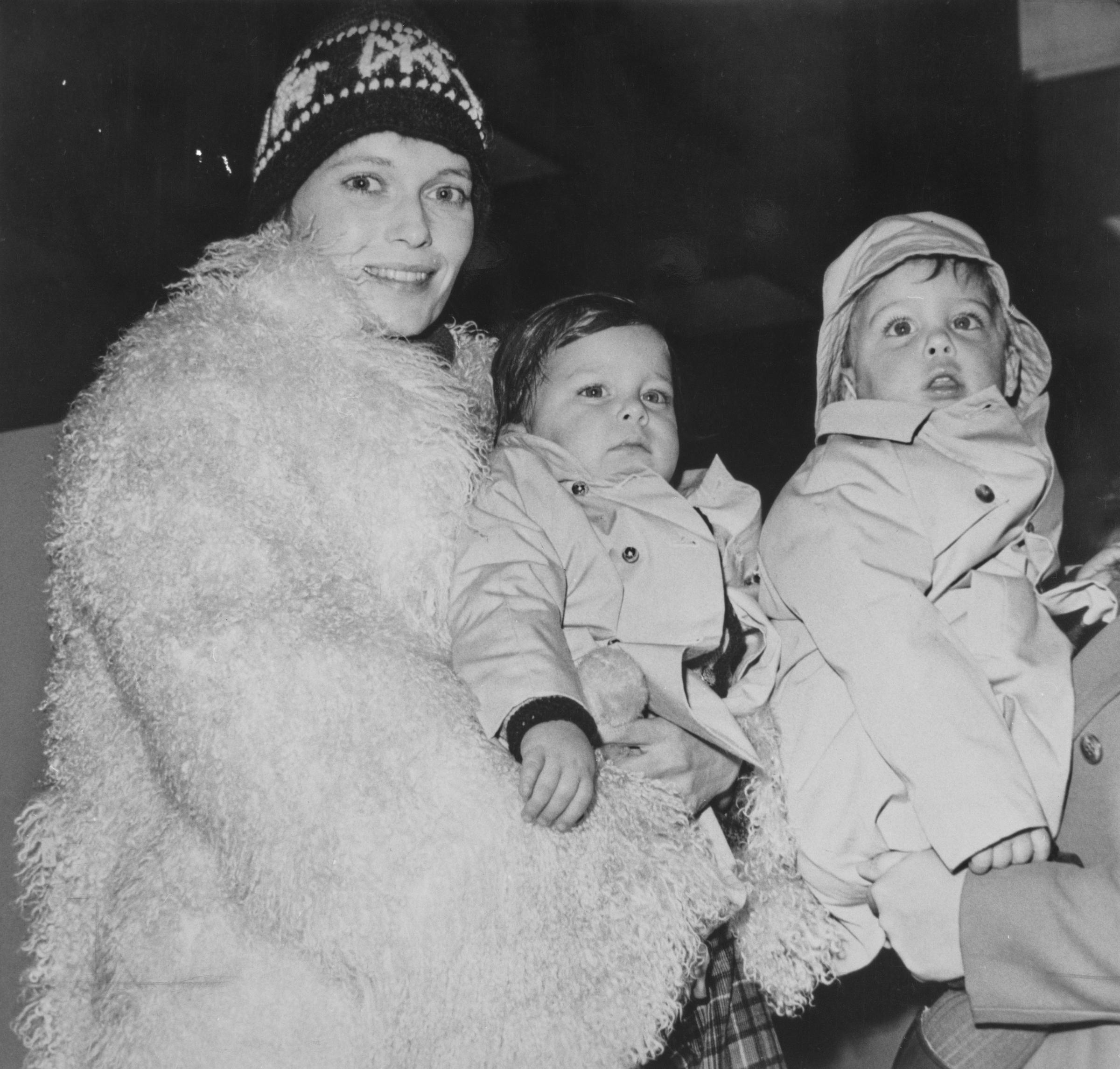Mia Farrow, avec ses fils jumeaux, Sascha et Matthew à Londres, Angleterre, le 13 janvier 1972 | Source : Getty Images