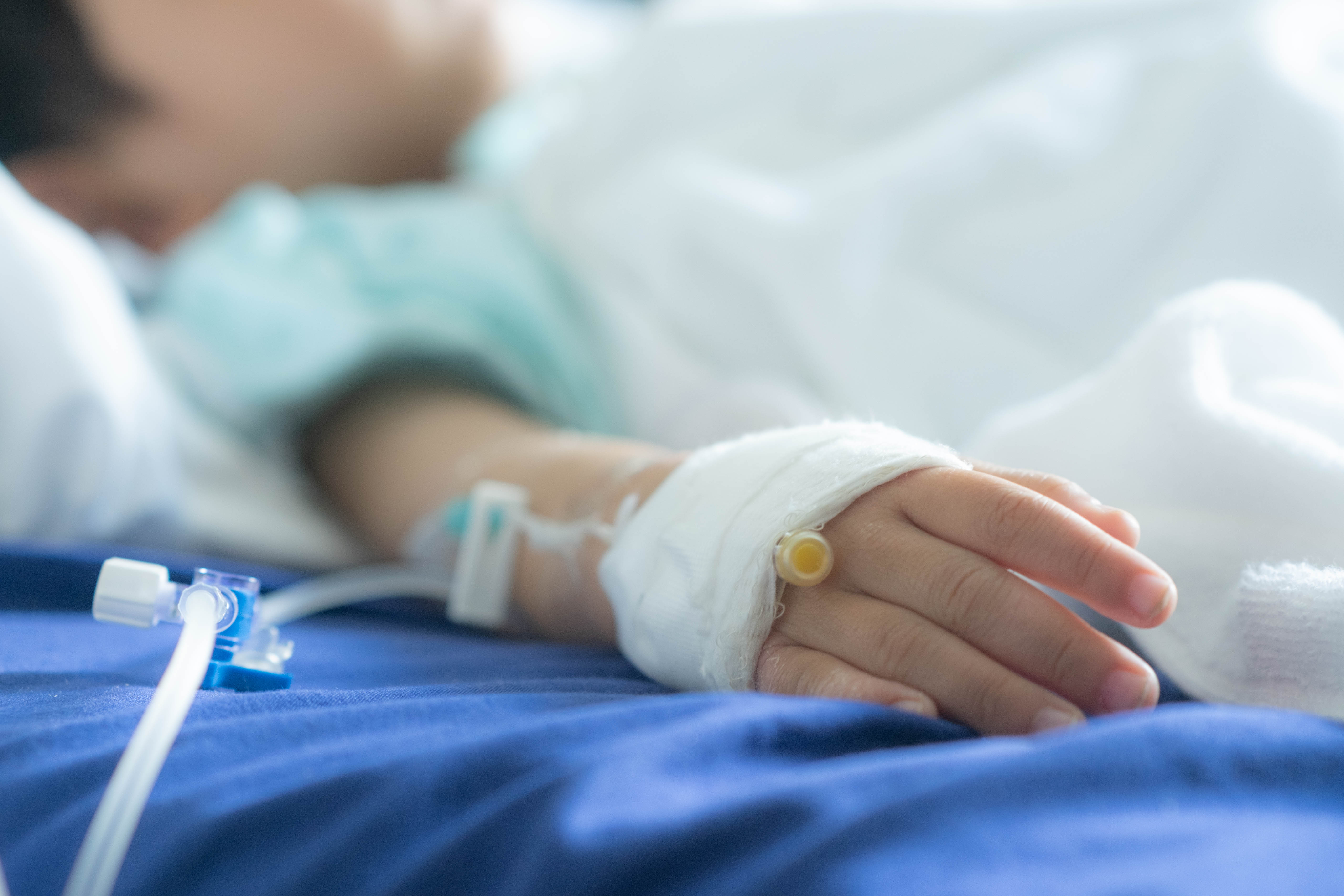 Un enfant en bas âge hospitalisé et sous perfusion intraveineuse I Photo d'illustration I Source : Getty Images