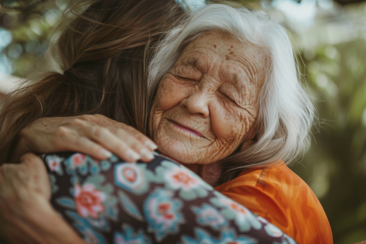 Une dame âgée qui enlace une jeune femme | Source : AmoMama