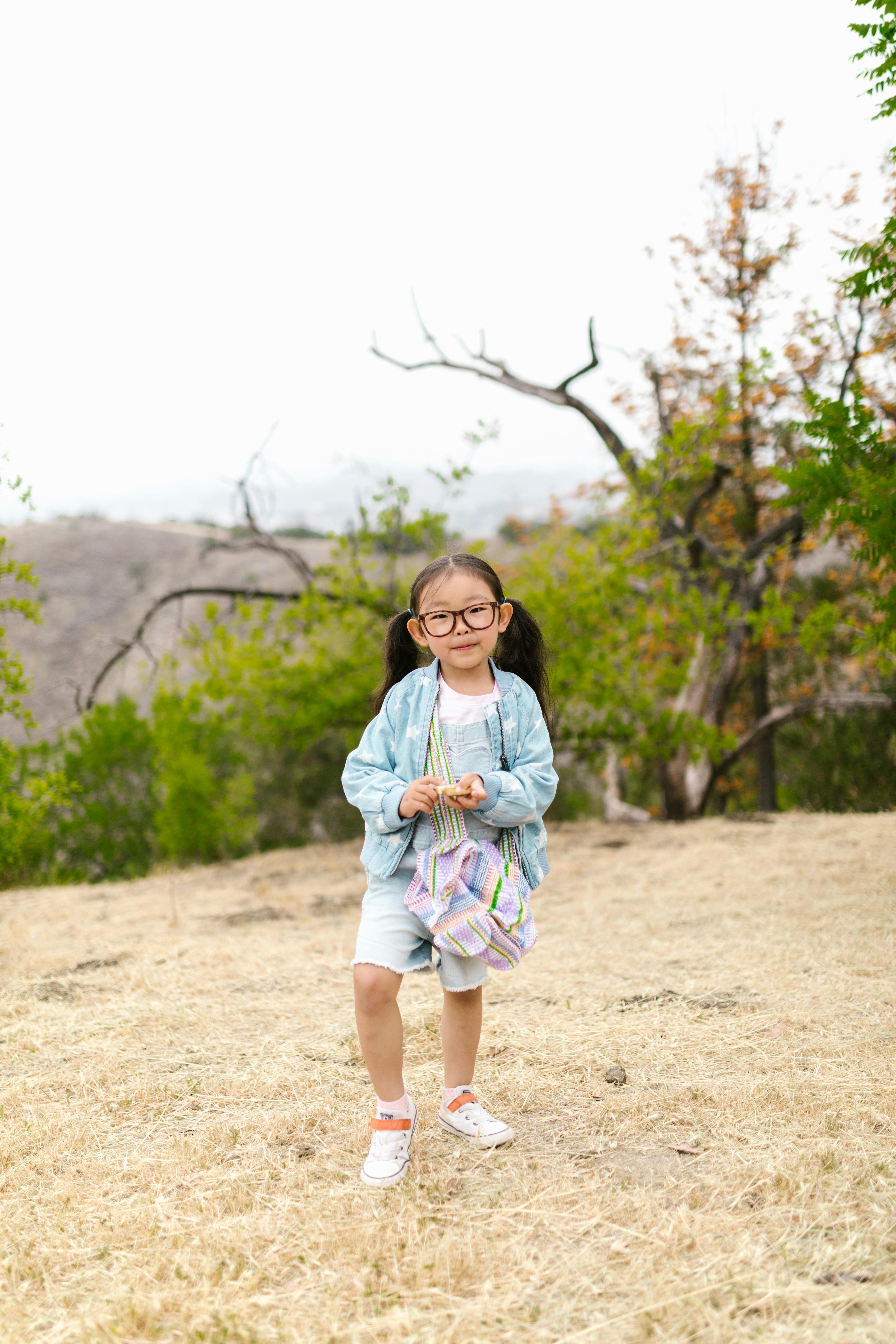 Petite fille avec son sac | Source : Pexels