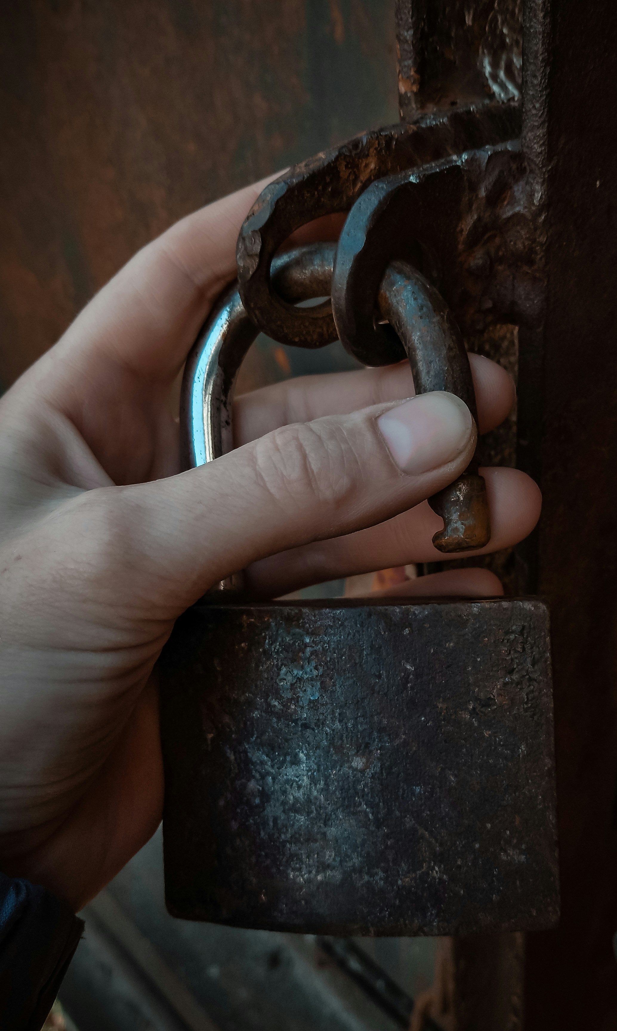 Une femme tenant un cadenas | Source : Unsplash