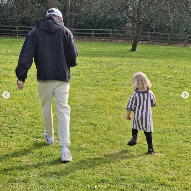 Liam Payne se promène dans un parc avec un jeune enfant. | Source : Instagram/@np2788