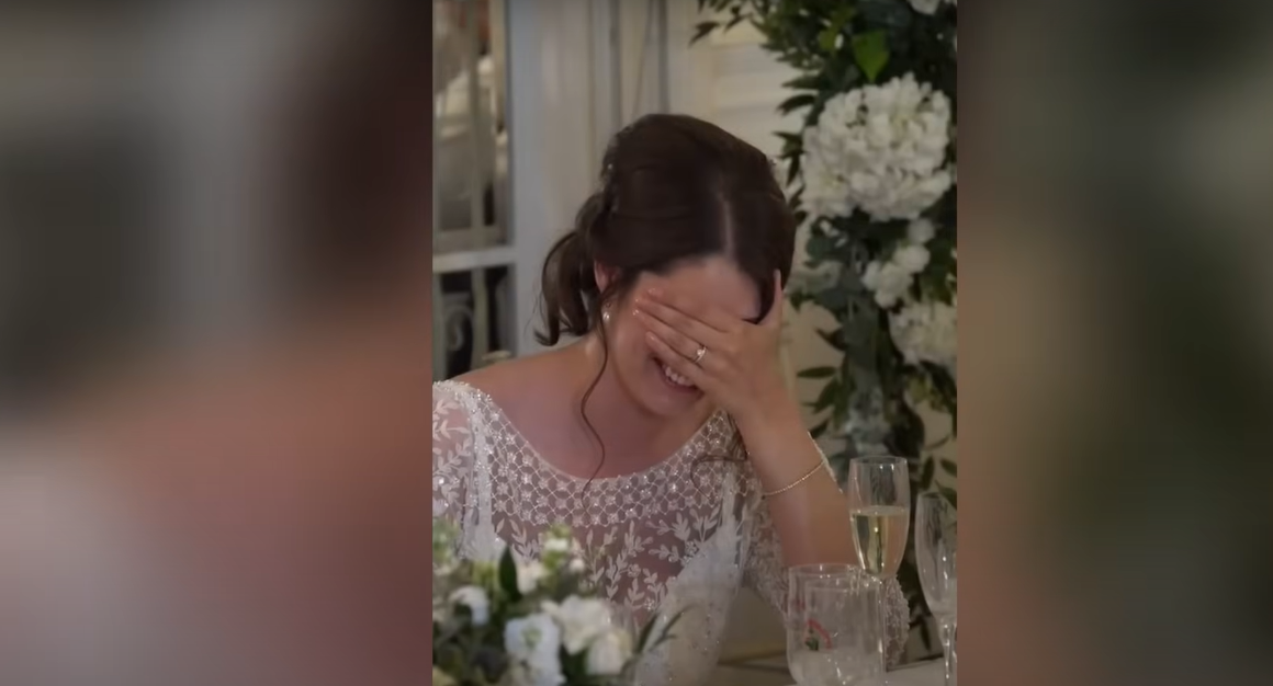 La jeune mariée Katie, visiblement gênée, se tient la tête | Source : YouTube / Daily Record