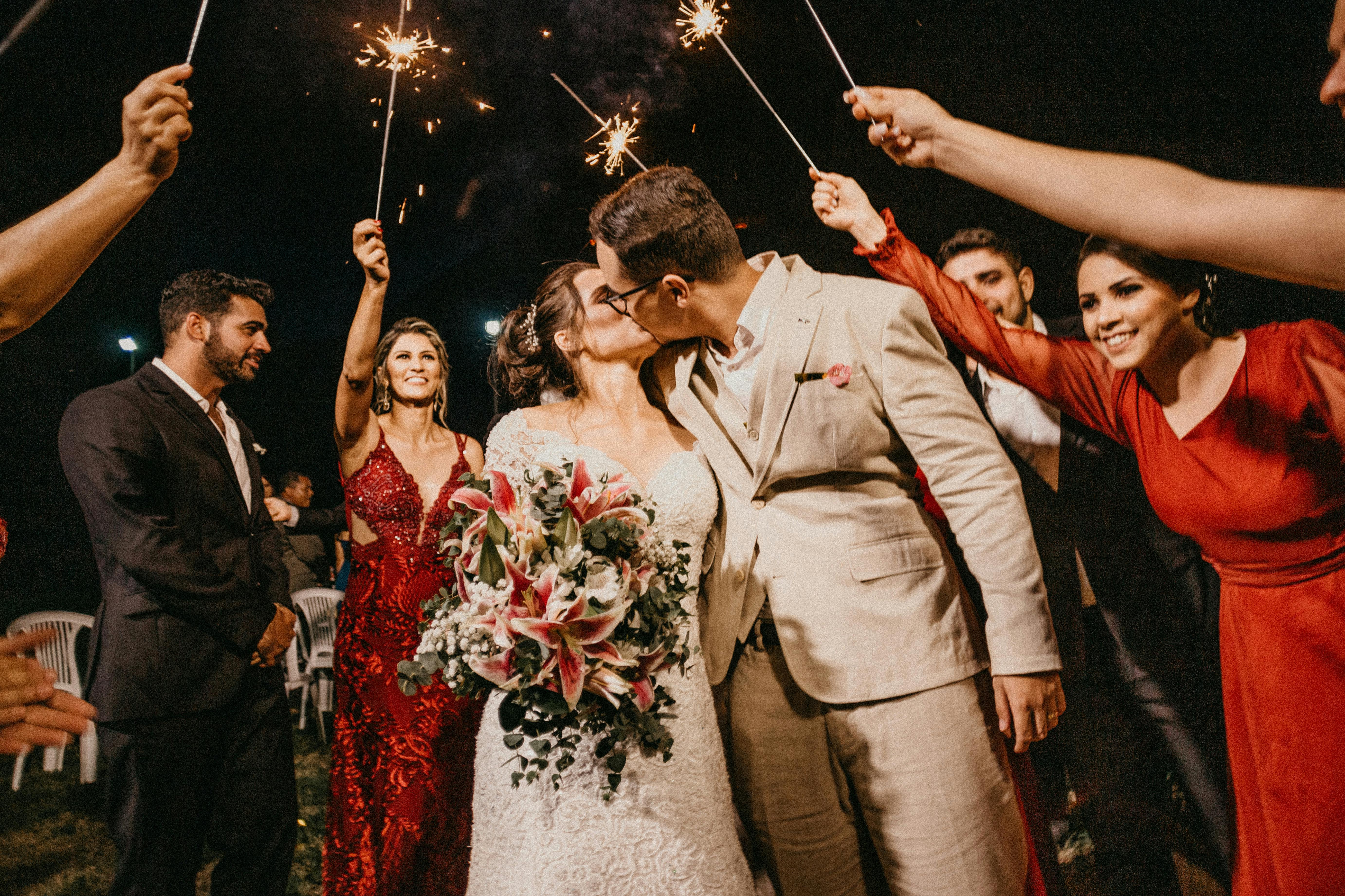 Des gens heureux lors d'une fête de fiançailles | Source : Pexels