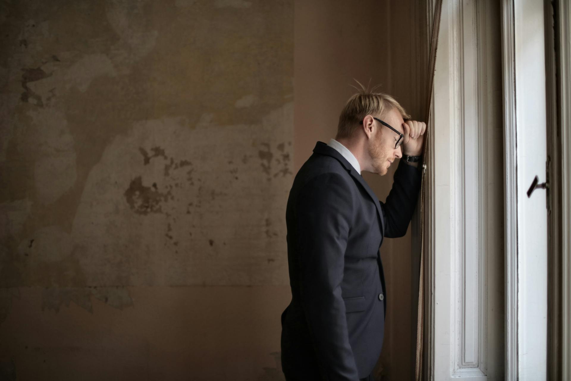Un homme frustré s'appuyant sur le mur | Source : Pexels
