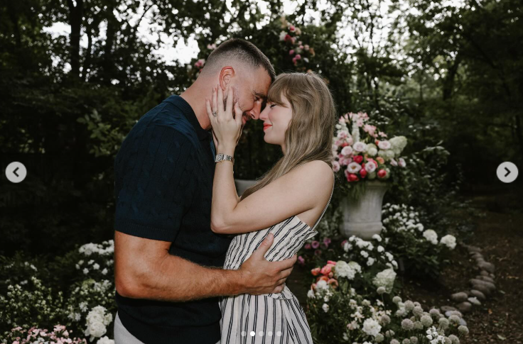 Scellé avec une touche frontale ! La chanteuse superstar et le tight end de la NFL partagent un moment intime dans un pays des merveilles floral, tel que posté le 26 août 2025 | Source : Instagram/taylorswift