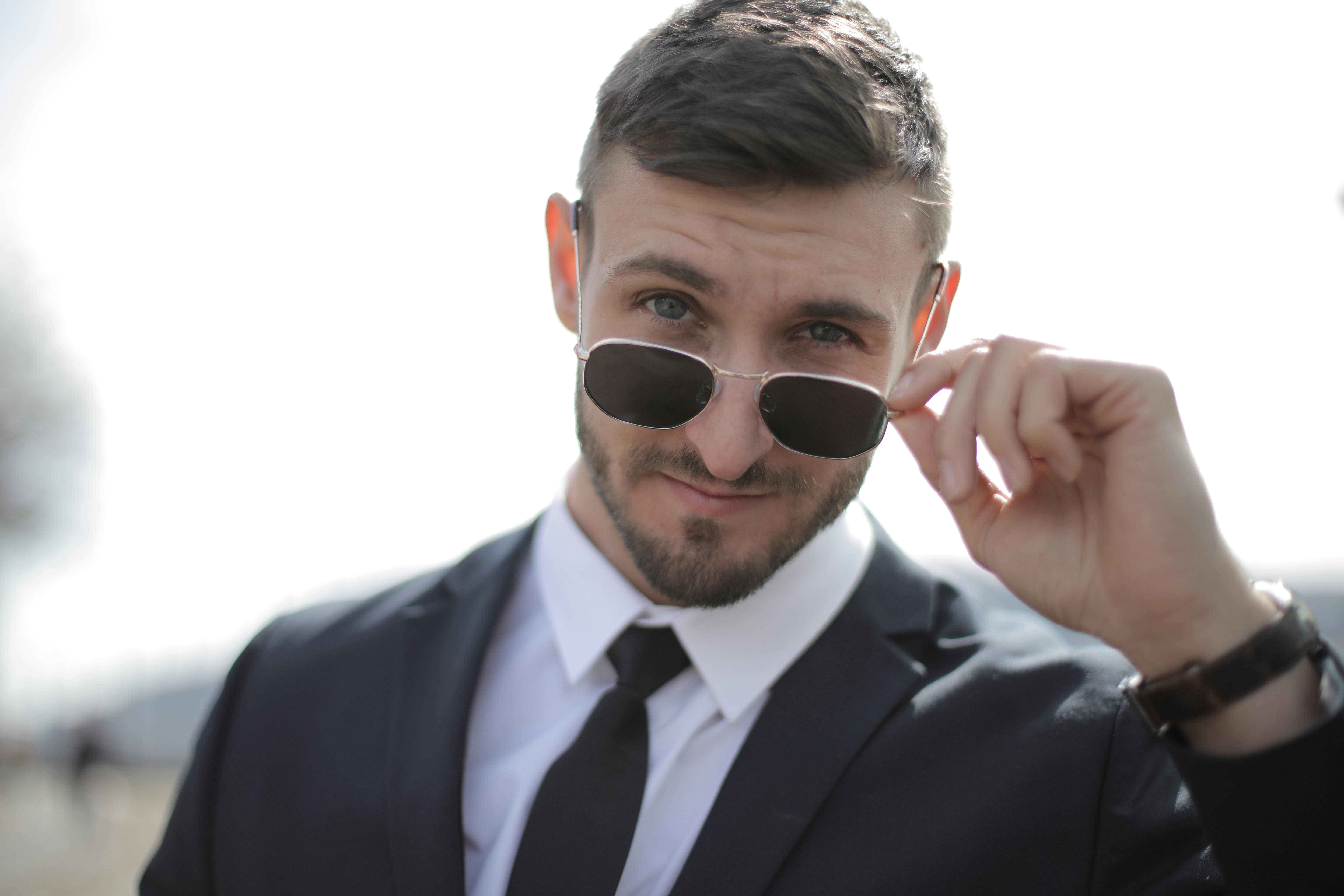 Un homme arrogant en costume noir | Source : Pexels