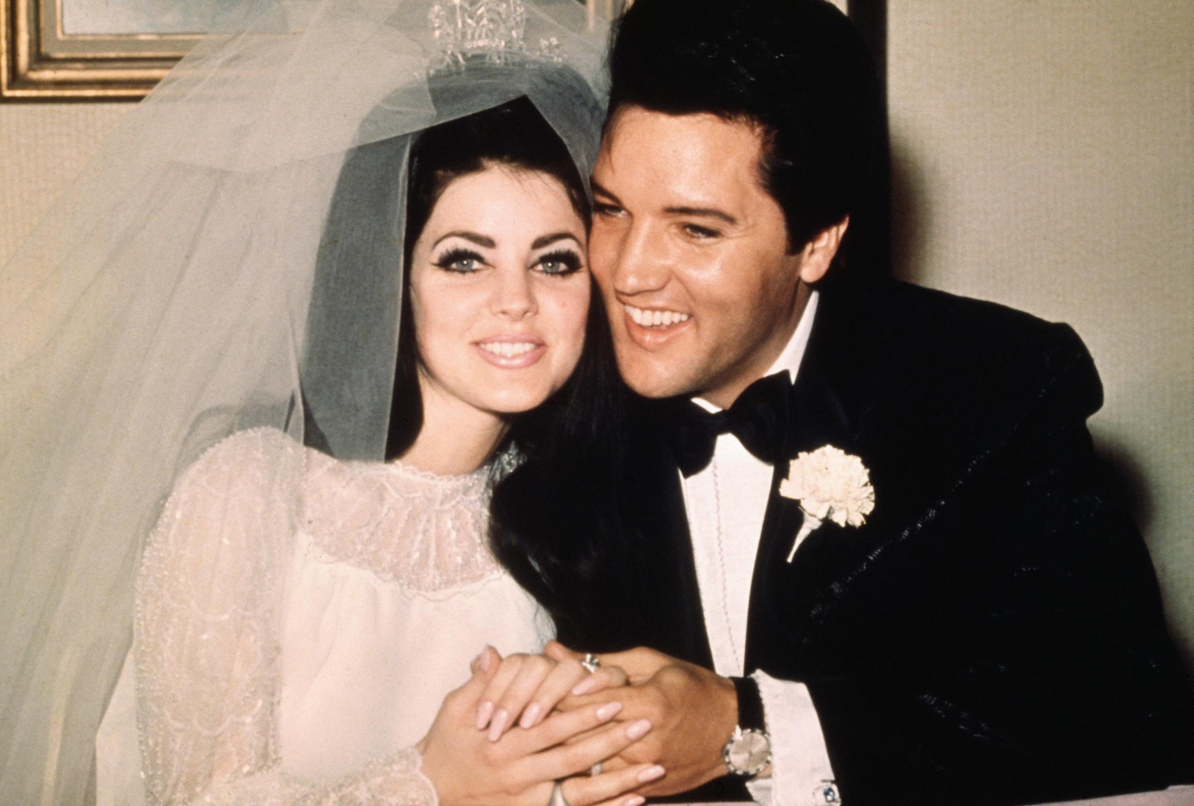 Priscilla et Elvis Presley photographiés le jour de leur mariage, le 1er mai 1967. | Source : Getty Images