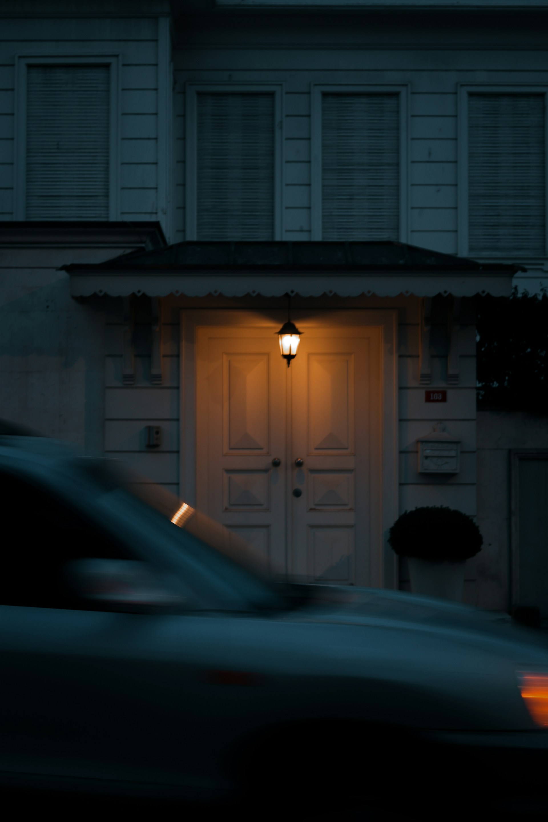 Une voiture devant une maison la nuit | Source : Unsplash