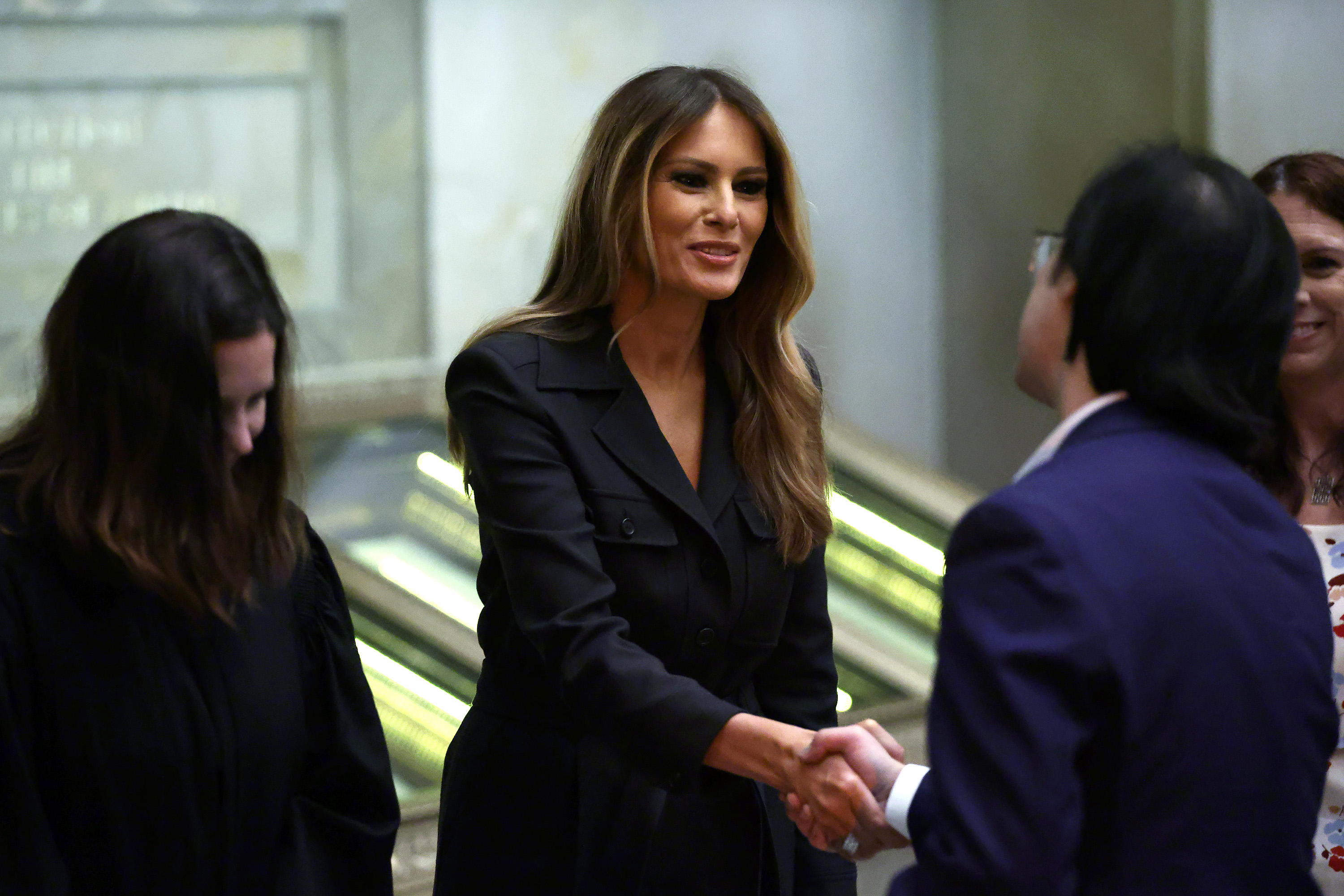 Melania Trump qui serre la main aux nouveaux citoyens américains lors d'une cérémonie de naturalisation aux Archives nationales le 15 décembre 2023 | Source : Getty Images