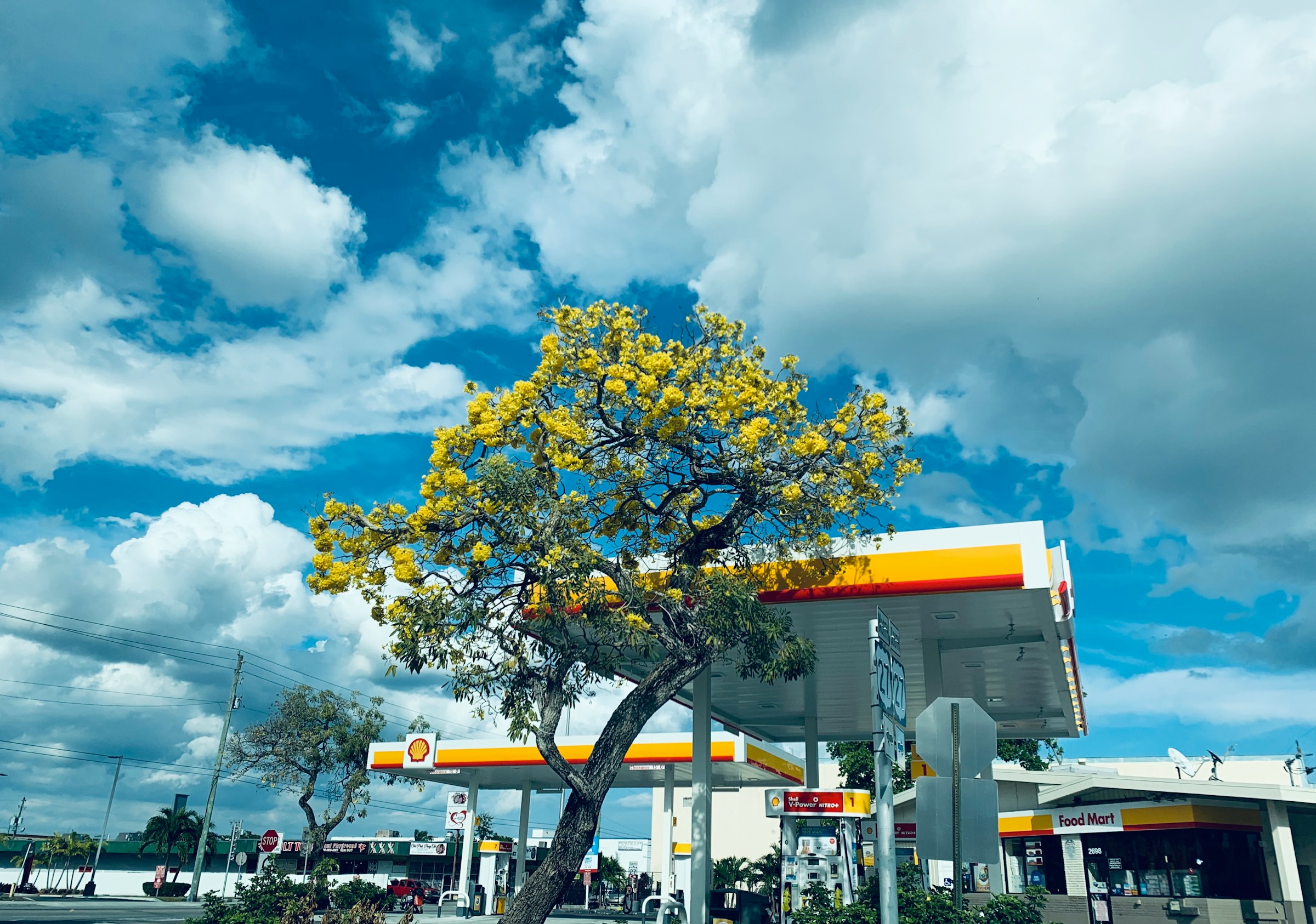Une station-service avec un food mart sur une autoroute | Source : Inconnue
