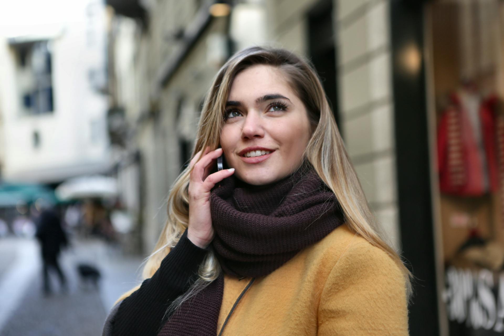 Une femme heureuse sur un appel | Source : Pexels