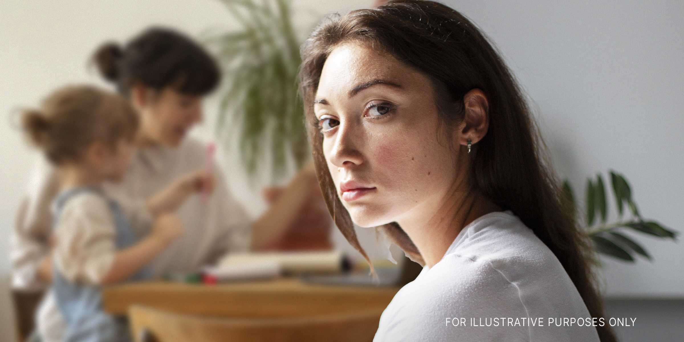 Une femme blessée qui regarde la caméra | Source : Freepik