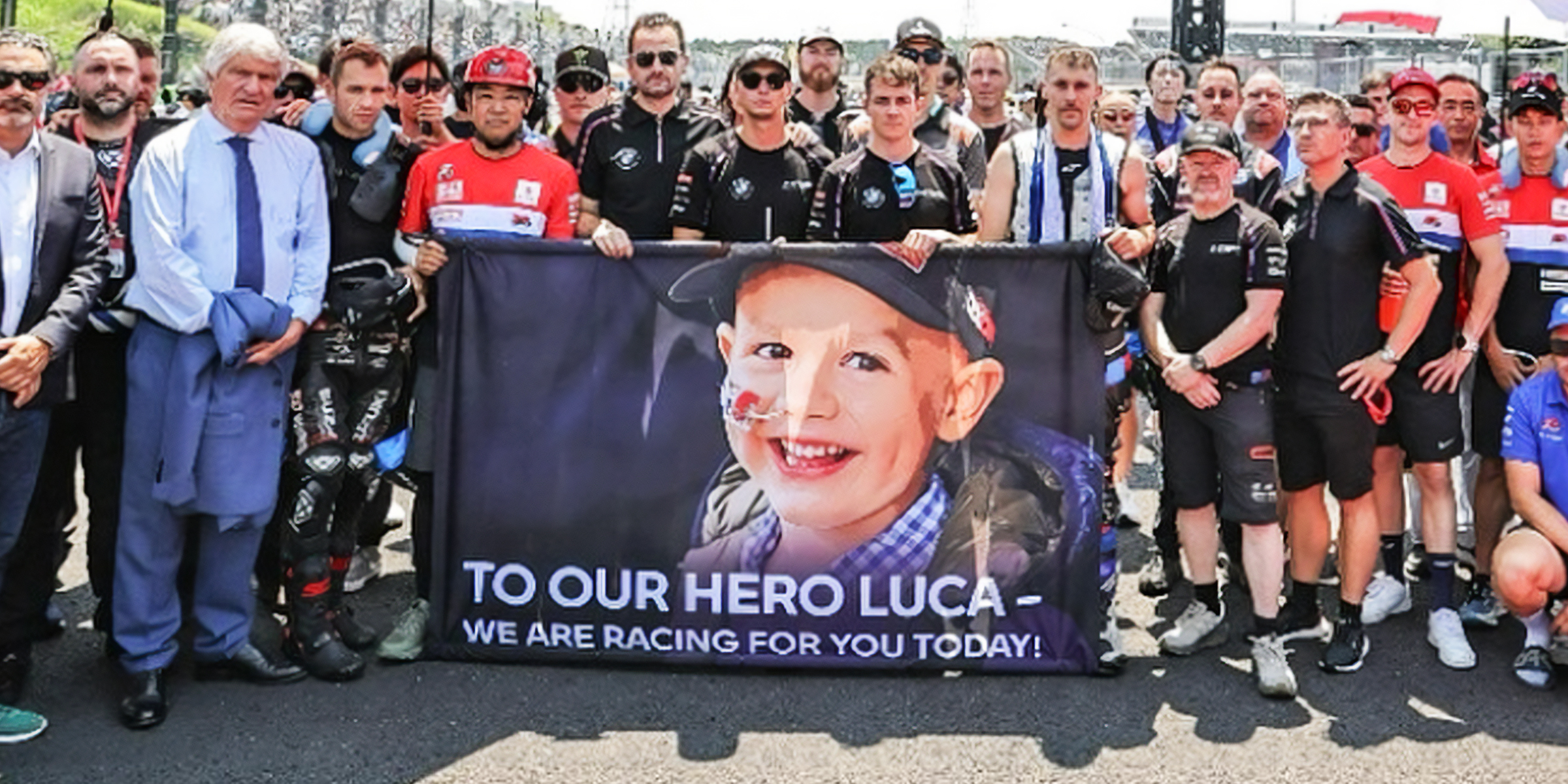 Des personnes rendant hommage au petit Luca | Source : instagram.com/fim_ewc_official
