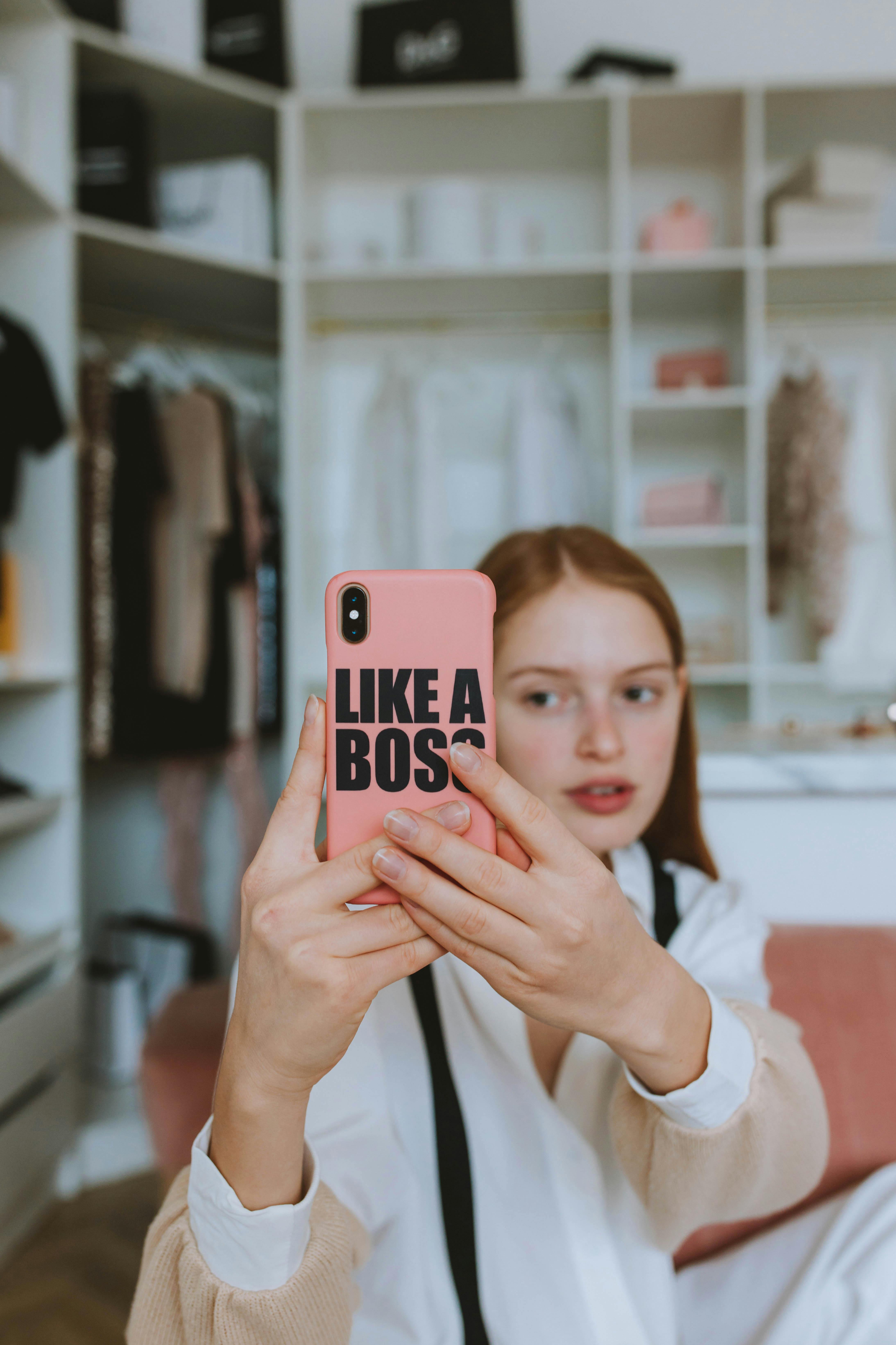 Une adolescente et son dressing | Source : Pexels