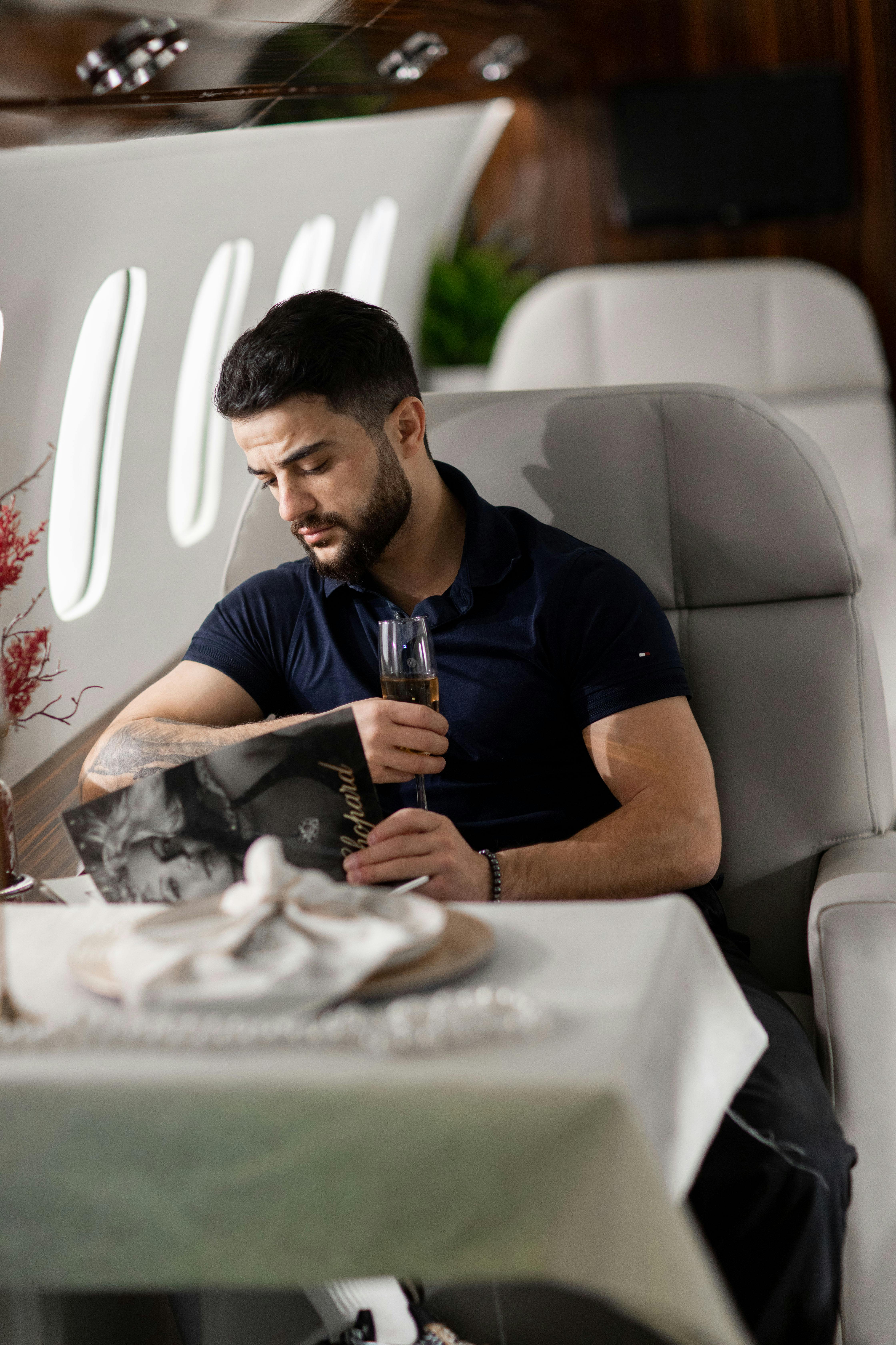 Homme assis en classe affaires | Source : Pexels