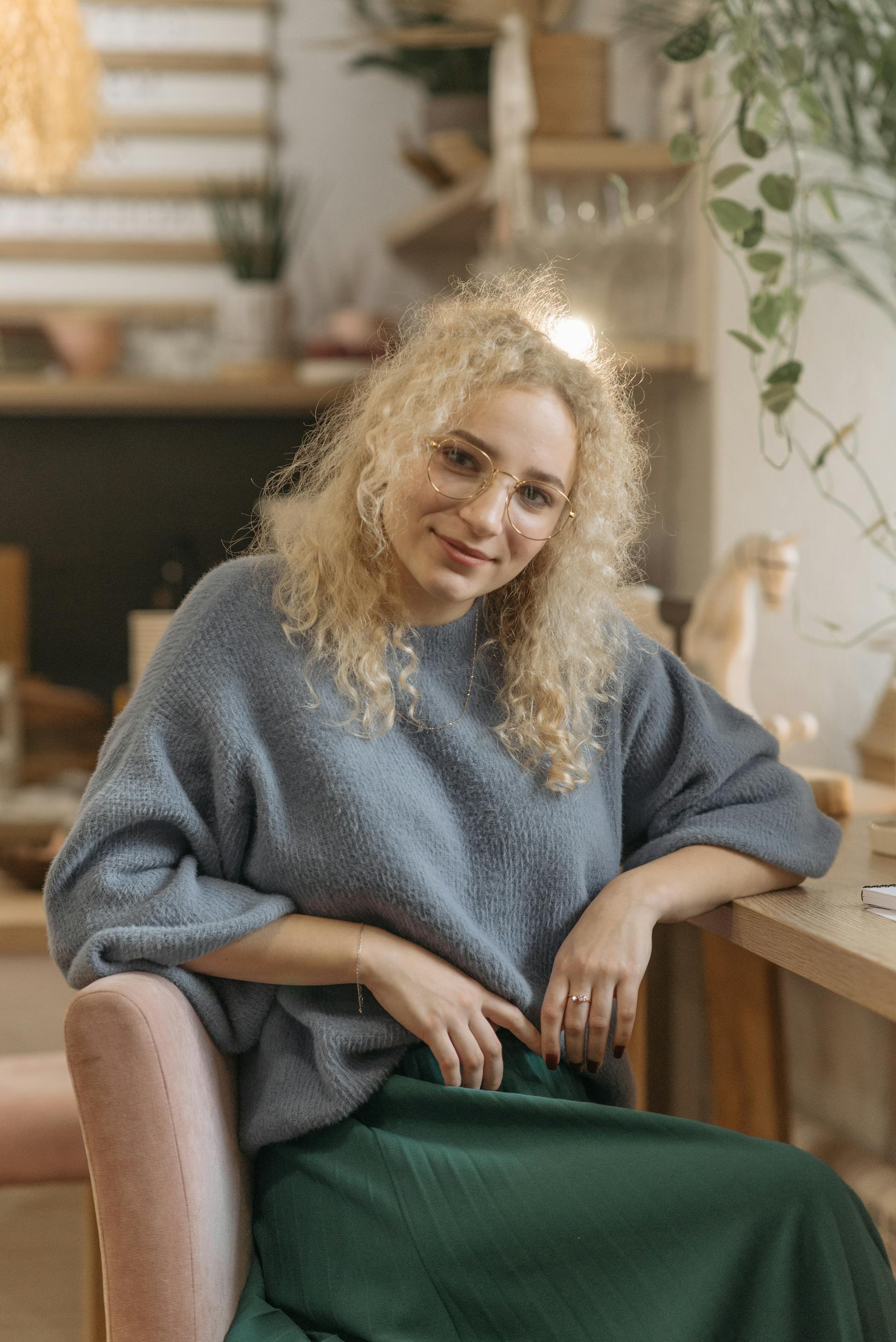 Une femme assise à un bureau | Source : Pexels