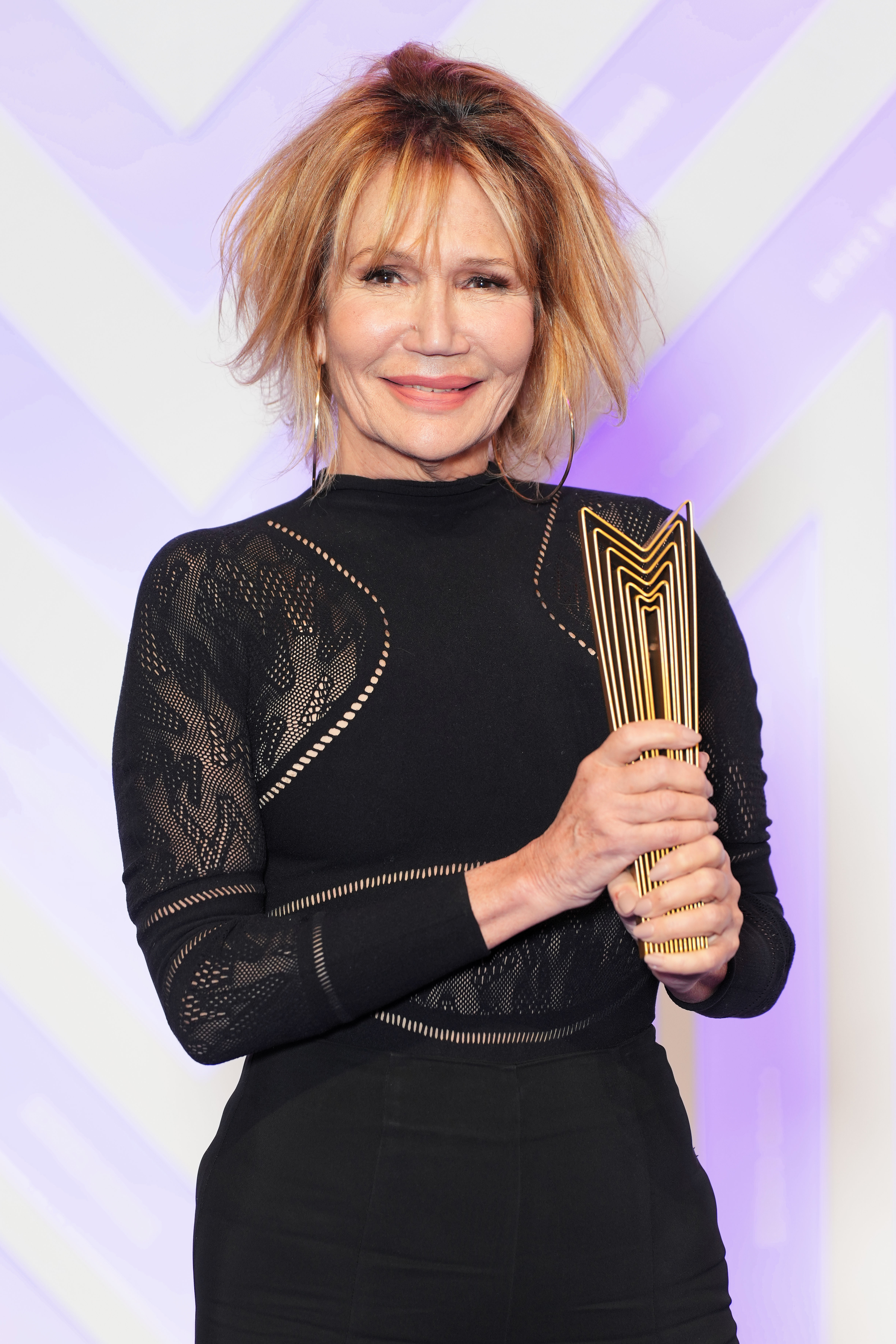 Clémentine Célarie remporte le prix de la meilleure actrice lors de la cérémonie de clôture du Festival Series Mania 2023, le 24 mars 2023 à Lille, en France I Source : Getty Images
