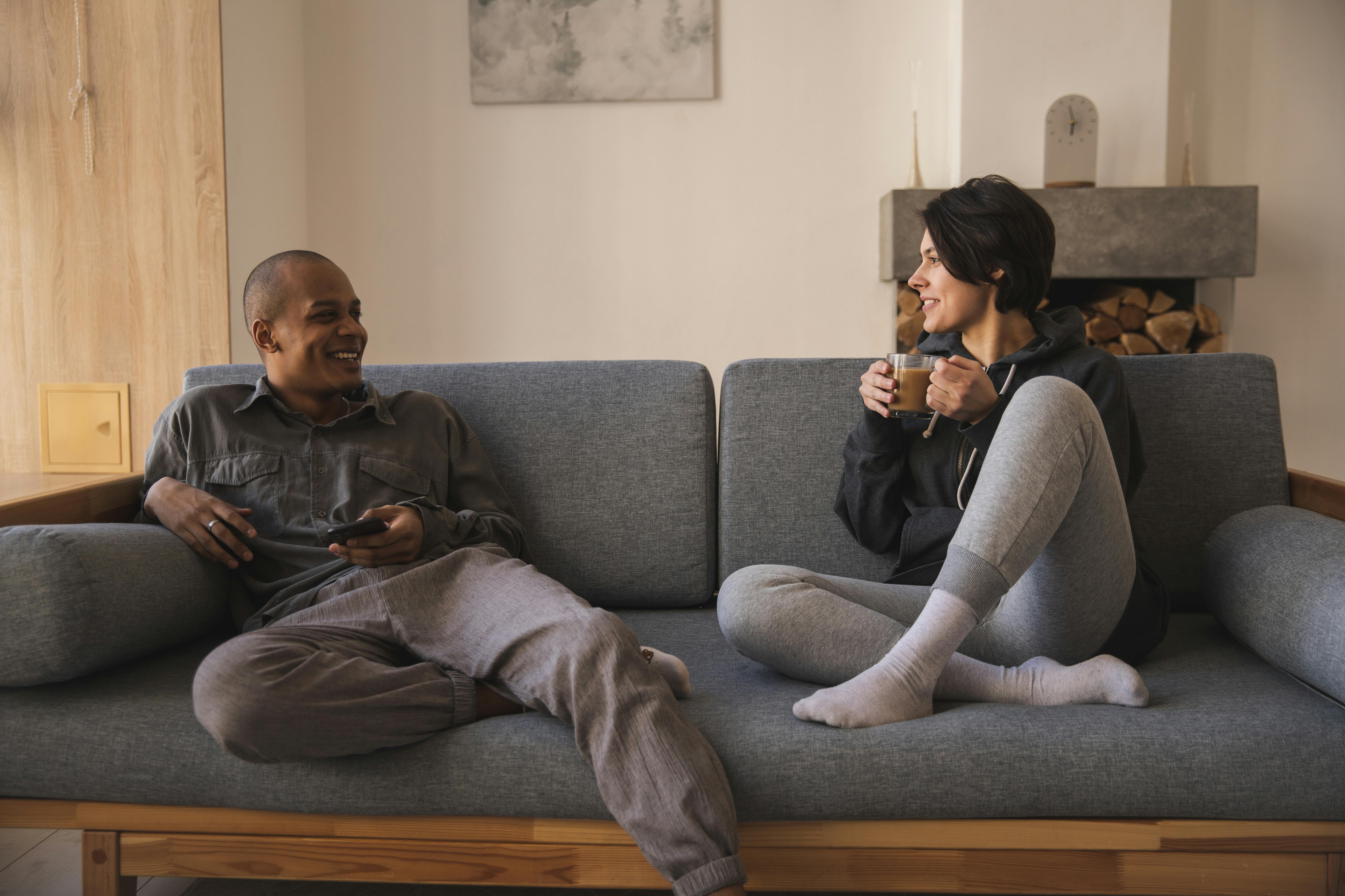 Un couple qui discute dans le salon | Source : Pexels