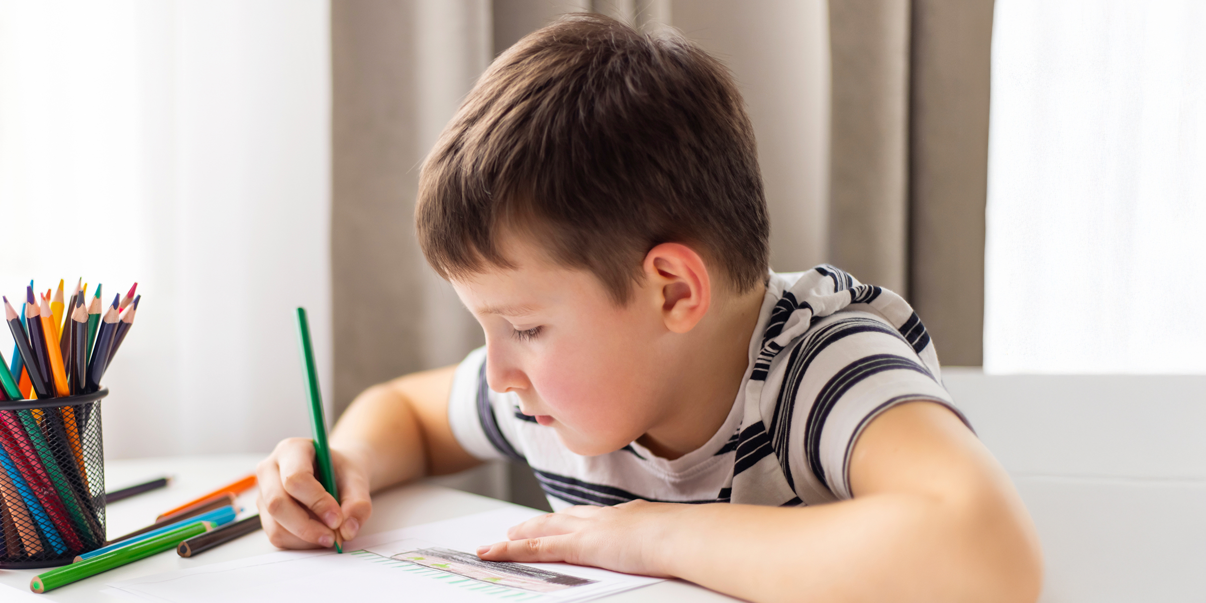 Un garçon qui fait ses devoirs | Source : Shutterstock