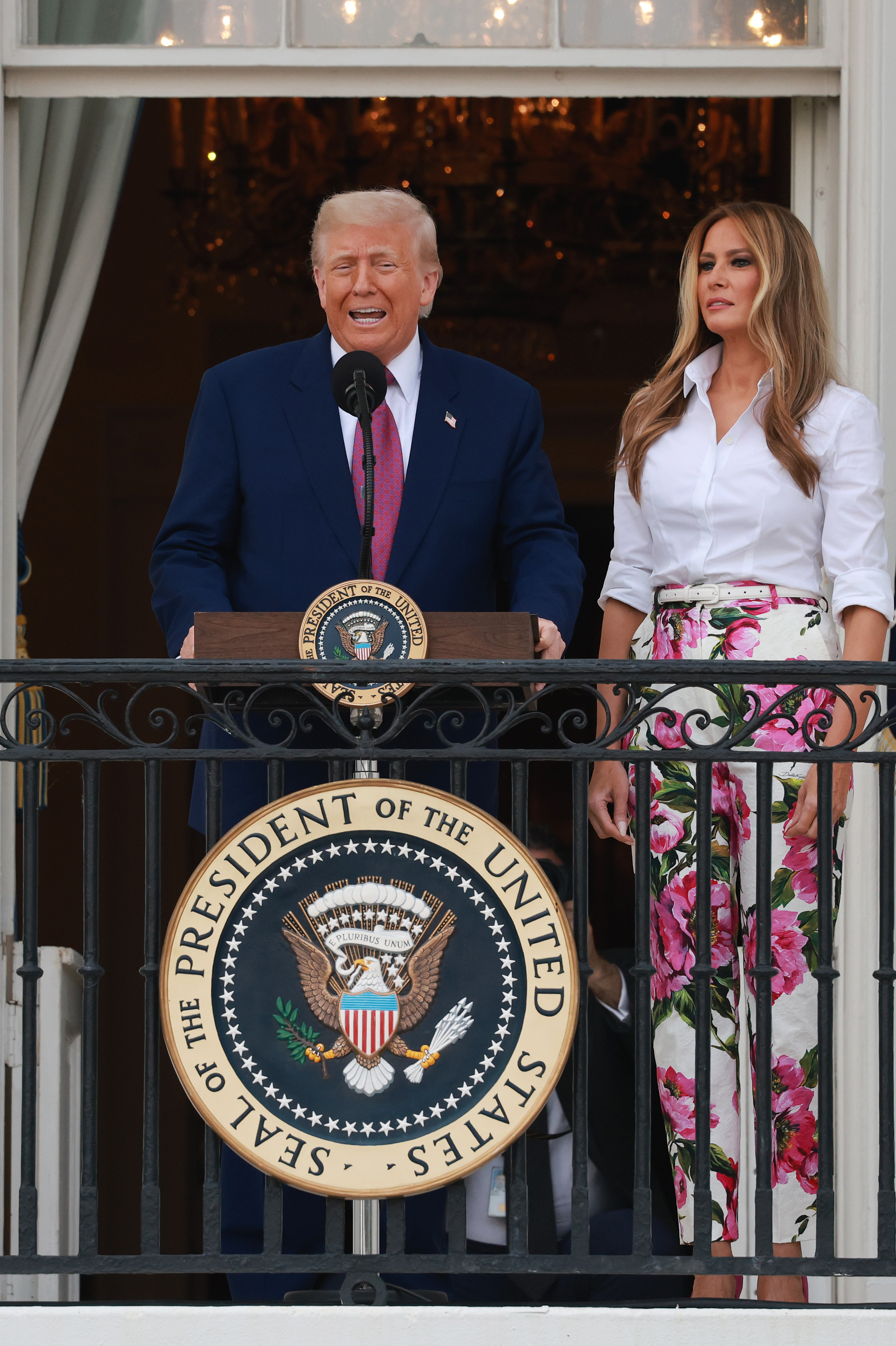 Donald Trump qui s'adresse aux membres du Congrès aux côtés de Melania Trump, lors du pique-nique du Congrès sur la pelouse sud de la Maison Blanche, le 12 juin 2025 à Washington, DC | Source : Getty Images